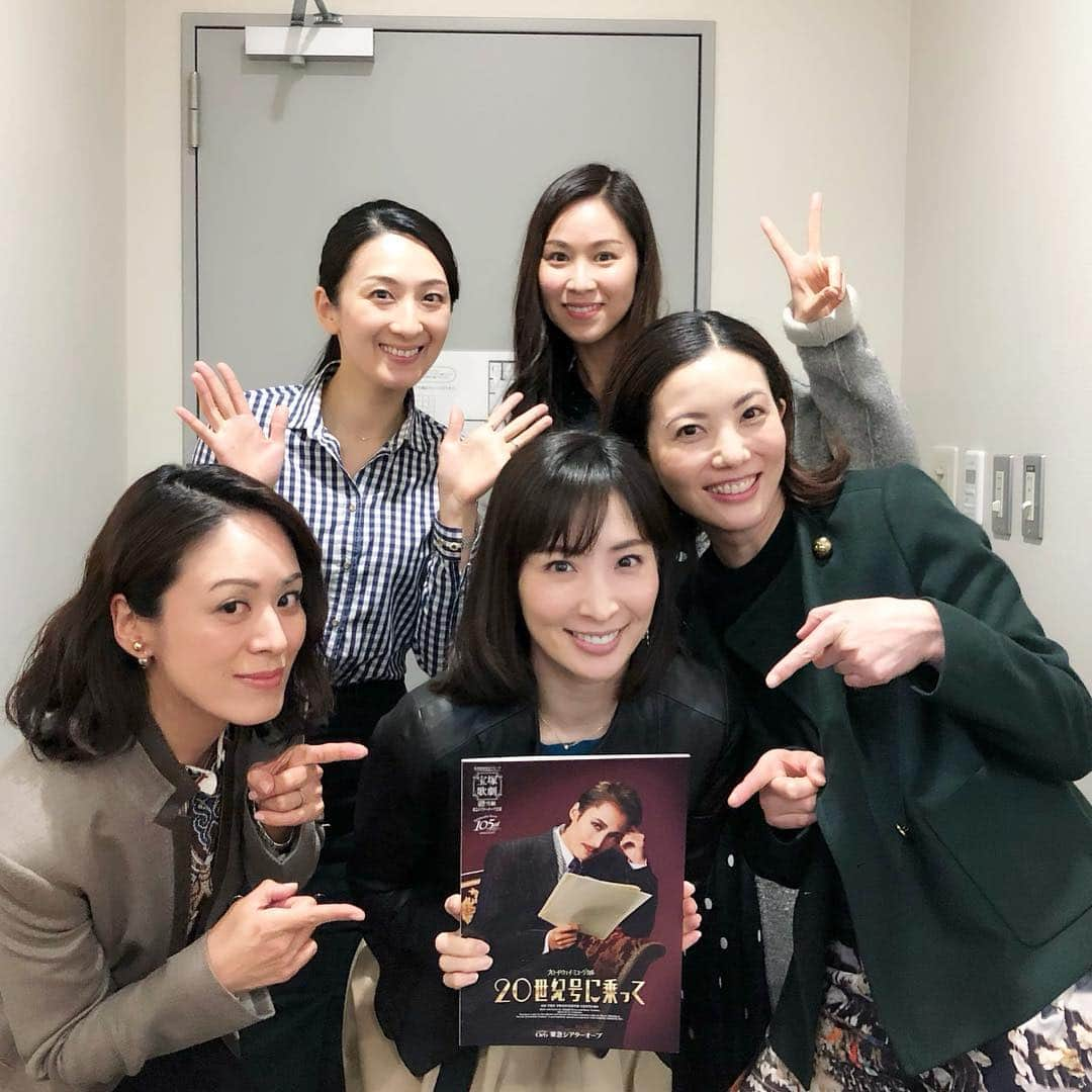 真飛聖さんのインスタグラム写真 - (真飛聖Instagram)「宝塚 雪組公演 『20世紀号に乗って』観させていただきました。  とーーーっても 面白かったです。 だいもんが  もう 男前すぎですね✨ そして、 雪組の皆さんが とてもイキイキとしていて  観ていて 気持ちよかったです。  楽屋でも 久々の再会で 話が止まらず 大笑い（笑） あ〜楽しかった。 笑い合えるって 幸せだなぁ〜と つくづく 感じた 今日この頃  大切な友たち‥‥ありがとう♡  #宝塚#雪組#20世紀号に乗って #望海風斗 さん #蘭寿とむ さん #壮一帆 さん #桜乃彩音 さん #月央和沙 さん #真飛聖」3月28日 21時01分 - sei_matobu