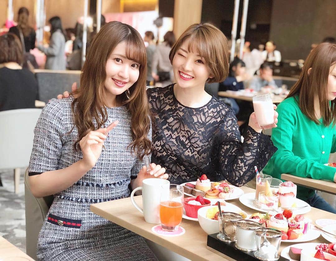 のインスタグラム：「♡ . トレンドストロベリーデザートビュッフェ ｢苺コレ2019｣🍓🧁🌸✨ . ゆりオンニと行って来ました☺️💓💓 最初、土日祝しかやってなくて諦めてたけど、 木金も追加になったみたいで行けました😢💕💕 想像以上にすごい人でびっくり😳💭 . たくさんのいちごスイーツ、 デコレーションも全部が可愛くて 美味しくて幸せでした、、🥺🥺🥺❤️ . 写真一枚目の私が持っているのは、 リップの形をしたチョコレート💄🍫💕💕 . . #さわーコーデ 👗💝 onepiece♡ #apuweiserriche . . #hiltonnagoya #afternoontea #strawberry #sweets #ootd #coordinate #苺コレ2019 #デザートビュッフェ #スイーツビュッフェ #ストロベリーデザートビュッフェ #ストロベリー #いちご #イチゴ #苺 #ユニコーン #レインボー #ユニコーンカップケーキ #タピオカミルクティー #タピオカ #ヒルトンスイーツ #名古屋スイーツ #名古屋カフェ #ヒルトン名古屋 #カフェ巡り #さわーカフェ巡り」