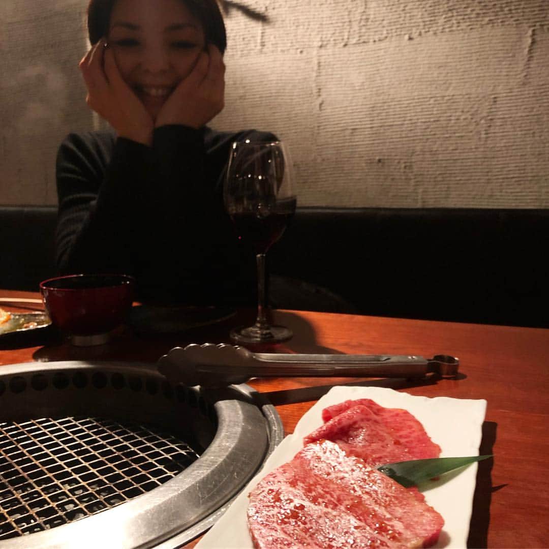 dorlisのインスタグラム：「念願のよろにく！！最高 #dorlis #よろにく #焼き肉 #シャトーブリアン #ザブトン #中落ち #つちのこ #イチボ #サーロイン #握りサービスしてくれた #接客も素晴らしい #幸せ」
