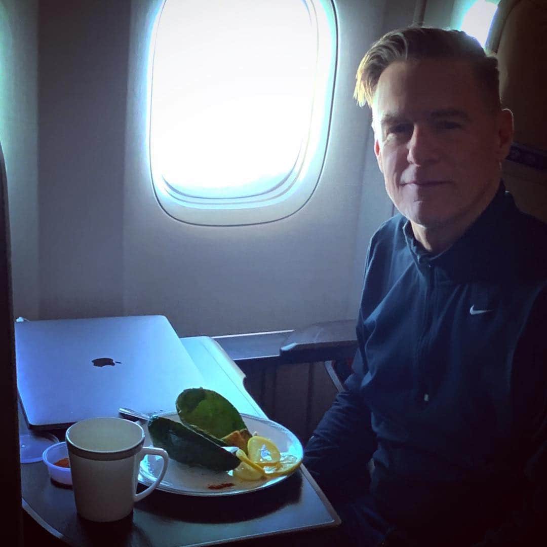ブライアン・アダムスのインスタグラム：「What am I eating you ask? It’s only the best food on the planet that I brought with me for the plane ride. I was 36k over Indonesia when I had this! If you swipe over to the next photo you’ll see a close up. Avocado with fresh lemon and a Mexican spice that I love called Tajin. No bread. I only discovered this spice in the past year. Totally delicious vegan lunch! 🥑 #govegan #tajin #avocado #lunch #bryanadamsshinealight #mexicanspice #indonesia #singaporeairlines #milehigh」