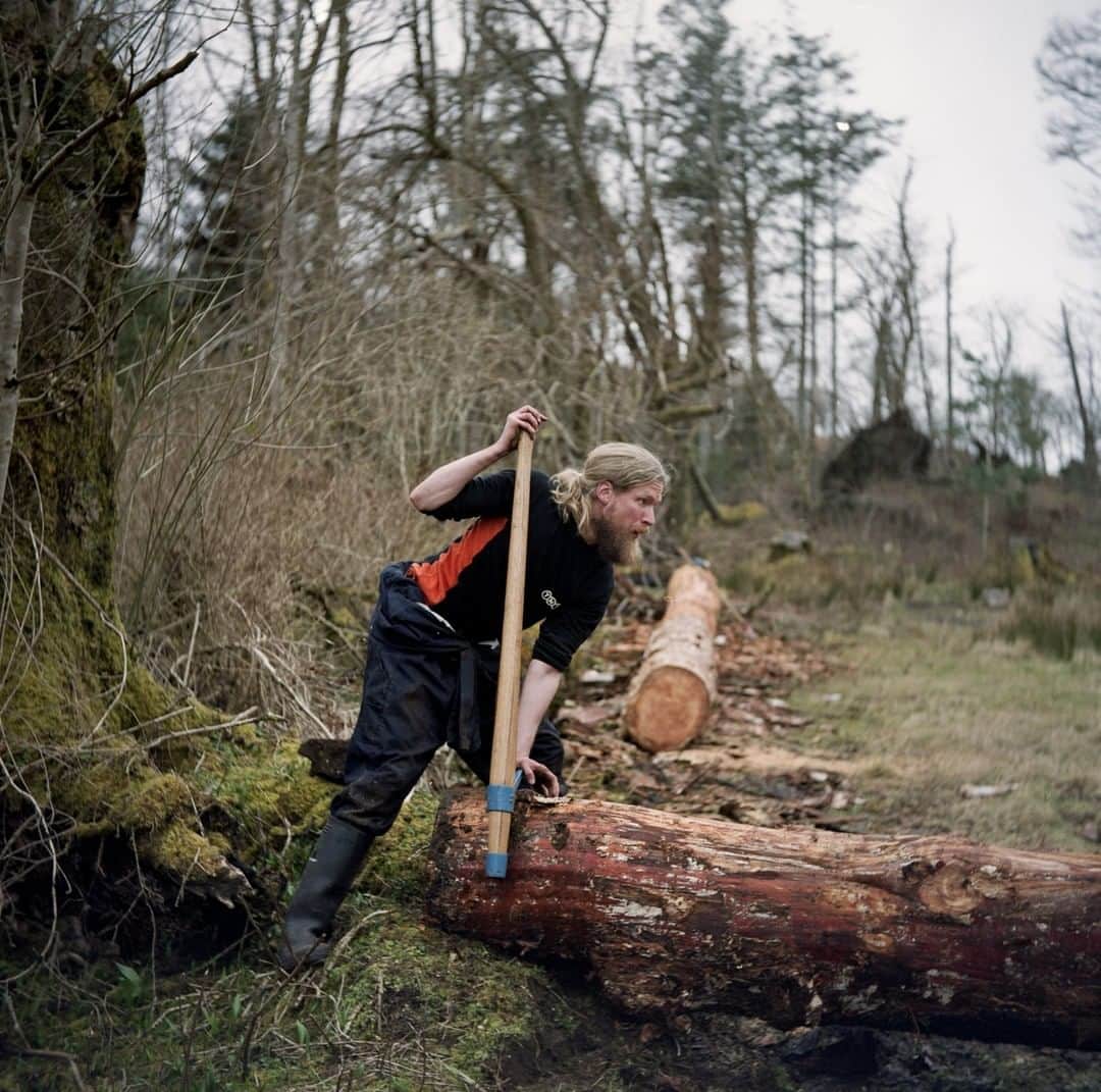 のインスタグラム：「Photo by @dzalcman | Janne strips the bark off a log before it can be cut into planks. He's volunteering at an eco-center on the Isle of Eigg, a small Scottish island that's part of the Inner Hebrides. Eigg is notable for being one of the first island communities to generate virtually all of their energy from renewable sources, through a combination of wind, water, and solar power. #scotland #isleofeigg」