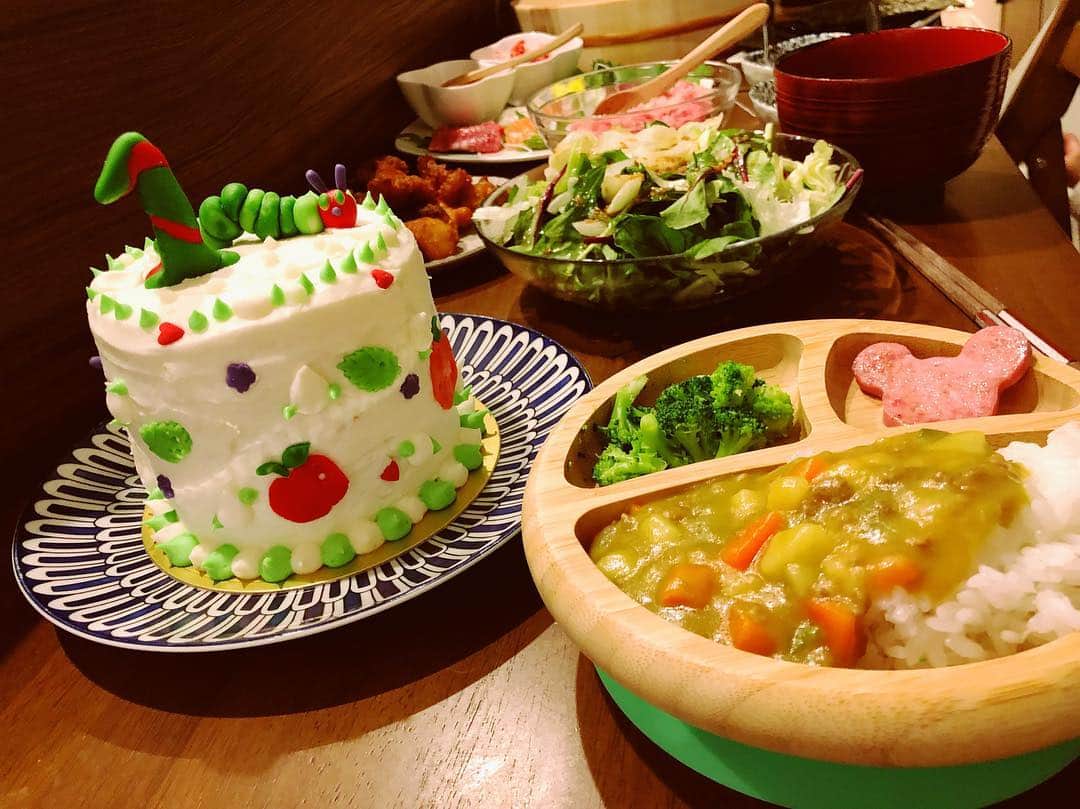 宮城舞さんのインスタグラム写真 - (宮城舞Instagram)「birthday dinnerは はじめてのカレーライスにしてみました🍛♥️ こどものためのカレールウで作ったよ！ 私は料理上手じゃないけど 精一杯愛情込めて作りました🥺 盛り盛り食べてくれました🥰 大人は簡単で豪勢に見える手巻き寿司に🤗 ケーキも @aloparty さんに Babuしゃんが食べれるケーキを これまたあおむしでオーダーしたよ😘 こちらもはじめてのケーキはモリモリ食べてました🤣 こーゆーの自分で作れたら作ってあげたいわね😭 こんなママだけど誰よりも愛してるのよw #1stbirthday  #birthdaydinner #カレーライス」3月28日 20時58分 - mai_miyagi