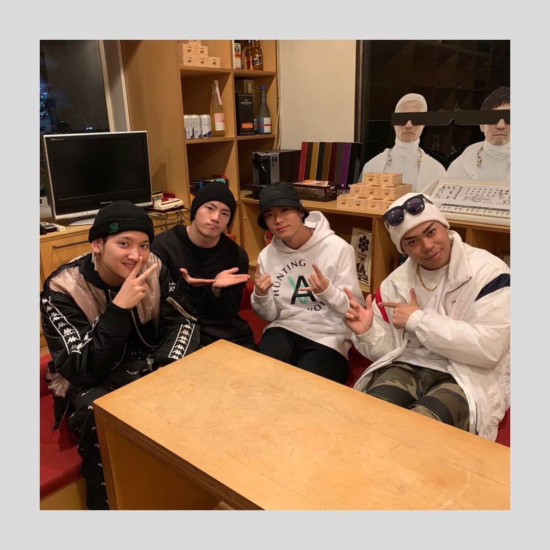 のインスタグラム：「超個性派なダンス＆ボーカルグループTHE RAMPAGEによるウィークリープログラム「RMPG DOPE STATION」📡✊💥 ⁣ 今週は、LIKIYAを筆頭に 浦川翔平、鈴木昂秀さらに、今回はメンバーゲストに川村壱馬が登場☺️⚡️ ⁣ トークも楽曲も激辛な60分をチェックだ🔥⁣ #rmpg_dope #therampage #ランドプ #blockfm #川村壱馬 @the_rampage_official⁣ アーカイブ視聴と番組情報は Linkin.bio にて⁣」