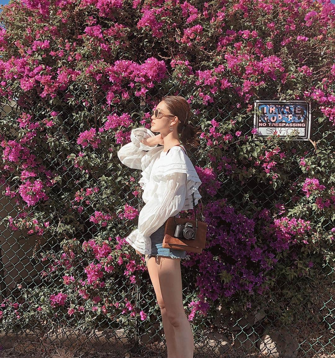 影山可蓮さんのインスタグラム写真 - (影山可蓮Instagram)「・ ・ #waikiki  #outfit 🌸 ・ ・ まいきの家の前🏠w お花も植物もなんでも可愛い🤣 ・ 🏷 SHIRTS  @_estella.k_  ACC @akte_official  BAG @hm ・ ・ ✔️#TOPS  ボリューミーでガーリーな白トップス！ ショーパンでメリハリをつけると使いやすくてハワイでも大活躍👖 ・ ・ ✔️ #ACC  アクセサリーは8割 #akte 🤣👌🏽間違いないです！！💕 ・ ・ #hawaii #waikiki #ハワイ #ハワイ旅  #outfit #ootd  #instafashion  #fashion  #コーデ #コーディネート #今日のコーデ #私服  #karen_hawaii」3月28日 21時10分 - karenoutfits