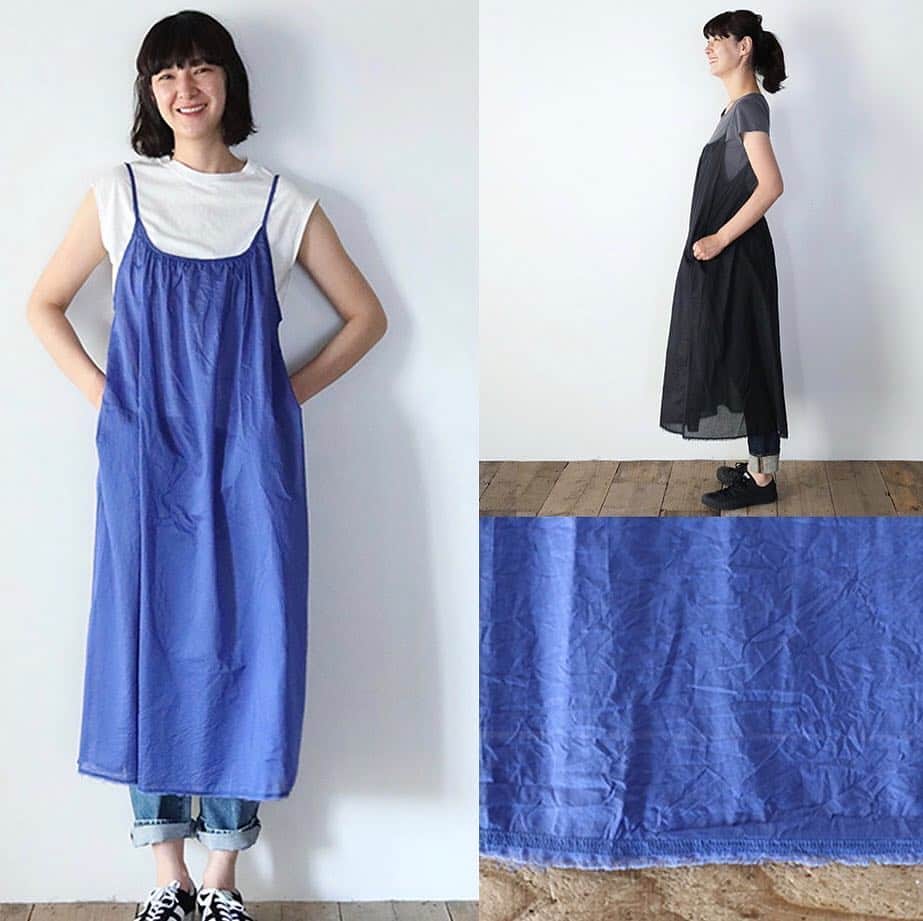 Simply_apronさんのインスタグラム写真 - (Simply_apronInstagram)「【春アイテム】カットオフした裾がポイントのキャミワンピース @simplycoltd オンラインショップはプロフィールのURLから . これからの季節に活躍する、ソフトな肌触りで、透け感のある軽い風合いが魅力のワンピース。 . 長めの丈感なので、大人っぽく着ていただけます。 . 両サイドにはポケットがあるので、作業をする際にも便利です。 . インナーを変えて幅広いコーディネートが楽しめるアイテムなので、是非お試し下さいね。 . CAMI ONE-PIECE ¥ 14,000 ＋tax Col:Black / Blue . . #simplycoltd #simply #シンプリー #apron #エプロン #お出かけエプロン #workwear #ワークウエア #キッチン雑貨 #ボーイな女 #大人カジュアル #キャミワンピ #フリンジ #ブルーワンピース #春夏新作」3月28日 21時02分 - simplycoltd