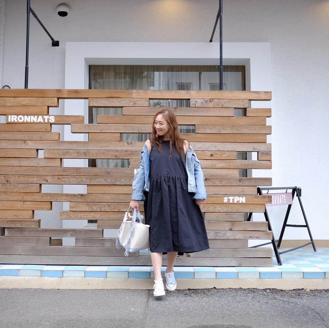Keikooooooさんのインスタグラム写真 - (KeikooooooInstagram)「コンバンハ♡ またまた可愛いワンピース着ちゃいました👗 最近暖かくって、ノースリにGジャン羽織ってみました💛真夏には1枚で着たいな。 産前産後のマタニティウエアにも最適♡ 形が可愛いくてシャカシャカ素材で、 カジュアルになり過ぎないトコが好き。 見えないけど、後ろの首のところにリボンがついてて 可愛いよ♡ . ワンピース @sono_official #sono バッグ #ayakobag @ayako_tanaka_  シューズ #converse @converse_jp  @spendard.com2014 #ソーノ #ママコーデ #マタニティ #マタニティコーデ #バックリボンワンピース #妊婦」3月28日 21時03分 - keity1011