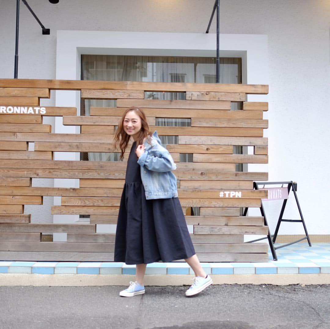 Keikooooooさんのインスタグラム写真 - (KeikooooooInstagram)「コンバンハ♡ またまた可愛いワンピース着ちゃいました👗 最近暖かくって、ノースリにGジャン羽織ってみました💛真夏には1枚で着たいな。 産前産後のマタニティウエアにも最適♡ 形が可愛いくてシャカシャカ素材で、 カジュアルになり過ぎないトコが好き。 見えないけど、後ろの首のところにリボンがついてて 可愛いよ♡ . ワンピース @sono_official #sono バッグ #ayakobag @ayako_tanaka_  シューズ #converse @converse_jp  @spendard.com2014 #ソーノ #ママコーデ #マタニティ #マタニティコーデ #バックリボンワンピース #妊婦」3月28日 21時03分 - keity1011