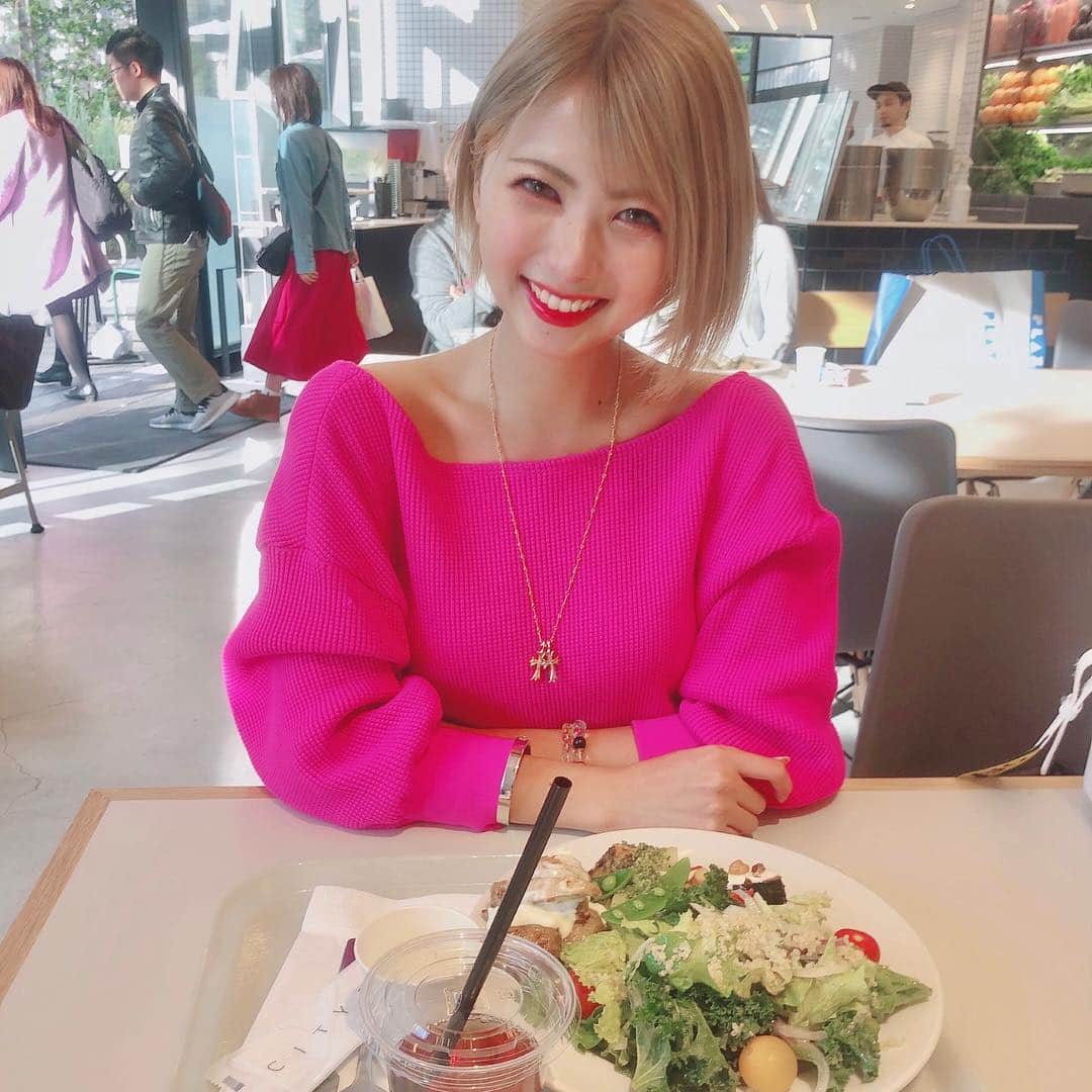 岡田栞奈のインスタグラム：「いつかのランチ行った時の💓 順調に減量進んでる👍 気持ちは草食動物🌱笑笑 #サラダランチ #cityshop  #渋谷 #女子会 #happy」
