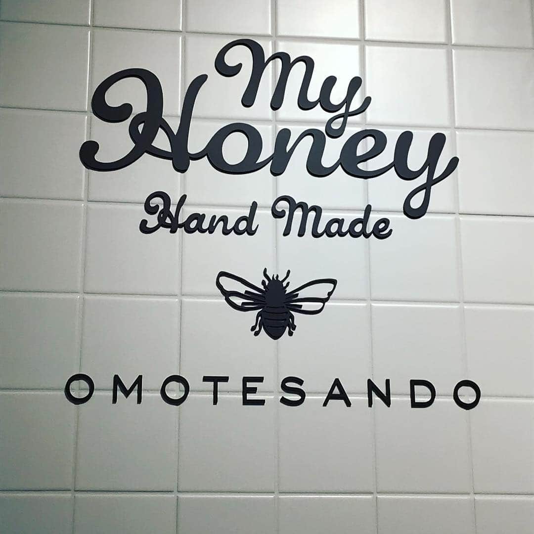 のインスタグラム：「生はちみつ専門店『my Honey』さん  ふらっと立ち寄ってみたら、ステキなお店に出会いました。  アカシアはちみつという希少なはちみつの商品を取り揃えており、体にも優しくプレゼントにも人気だそうです☺️ ハニーショコラサンドは、グルテンフリーではちみつの甘さのみで作られていて罪悪感なく食べられる神オブ神なお菓子です🥰  女の子が喜ぶ事間違いなしですよ！（もちろん男の子も！）店員さんも丁寧に説明して下さってとても分かりやすかったです🐝💓 #生はちみつ専門店 #honey #表参道 #グルテンフリー #無添加 #蜂蜜 #スイーツ #sweets #glutenfree #nature #隠れた名店」