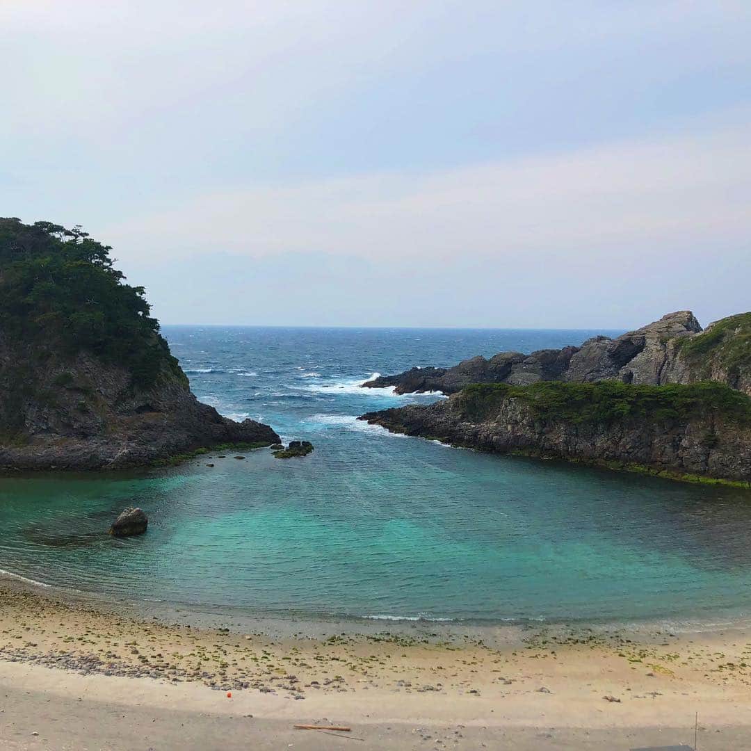 村田倫子さんのインスタグラム写真 - (村田倫子Instagram)「式根島にきてます☺︎ 東京の離島ーーー！ 海が綺麗です、、、。 いたるところに温泉が湧いている、、 知る人ぞ知るパワースポット溢れる場所なんです。 #式根島 #東京loveアイランド #東京離島」3月28日 21時13分 - rinco1023
