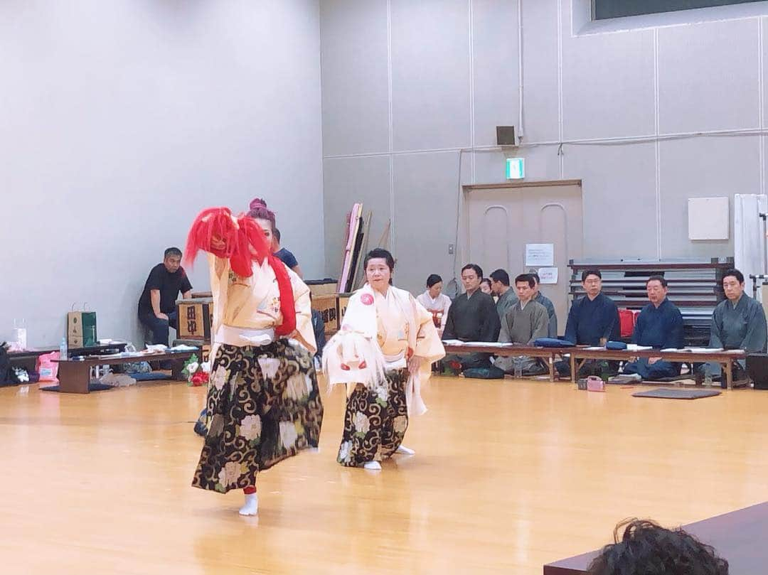 五月千和加さんのインスタグラム写真 - (五月千和加Instagram)「連獅子 前シテの様子。 . 今回は通常の連獅子の衣裳とは違い、中村屋が使用する玉子色の着物で踊らせていただけることとなりました。 品のいい ステキな着物です。 仔獅子は体力をかなり消耗し、若々しく勇ましく、且つ丁寧 基本的動作をベースにした踊りを求められる非常に難しい踊りです。 豪華な演目どうぞご覧ください！ . 2019.4.3(水) 11:00開演です！ 国立劇場 大劇場「五月會」 . #連獅子 #獅子 #毛振り #狂言師 #赤髪 #家元 #下浚い #リハーサル #生演奏 #長唄 #歌舞伎 #歌舞伎舞踊 #日本舞踊 #日本舞踊家 #踊り #所作 #ダイエット #体づくり #美ボディ #healthy #dance #diet #performance」3月28日 21時13分 - satsuki_senwaka