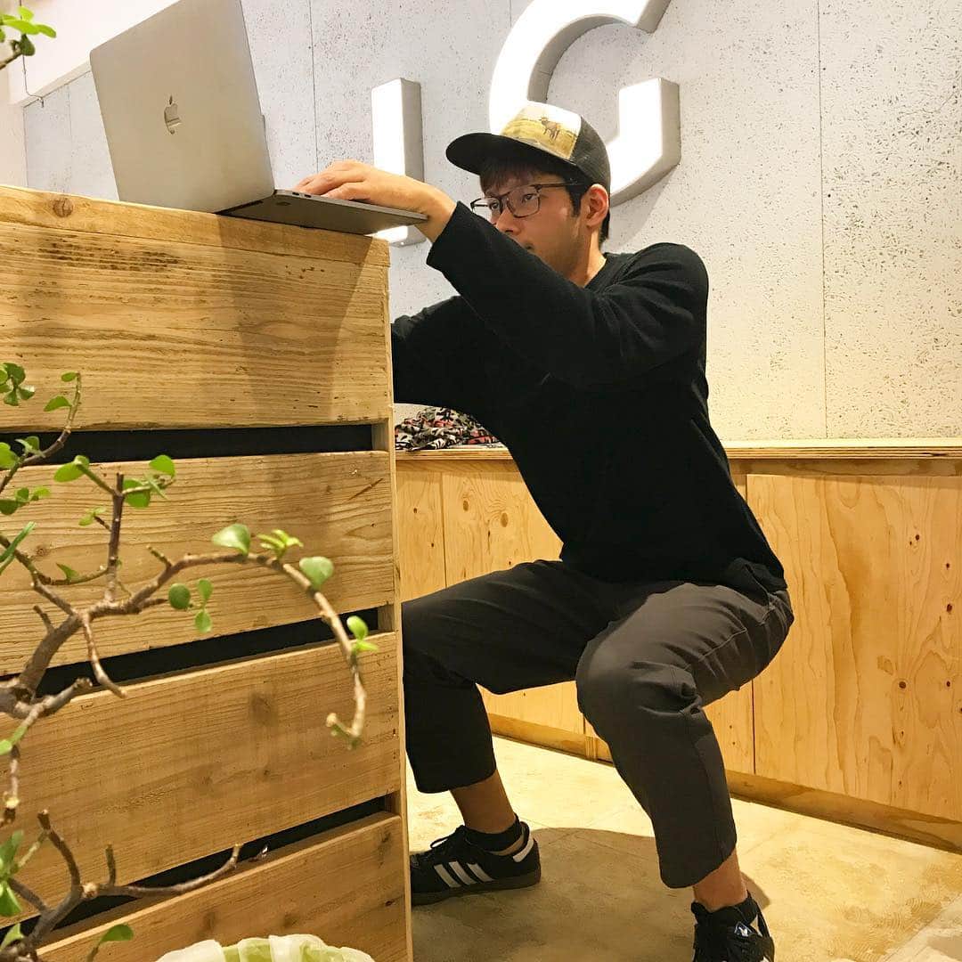 のインスタグラム：「＼今日のトレーニング／ 仕事しながら目指せいい身体。  #LIG #いいオフィス #コワーキングスペース #シェアオフィス #筋トレ #空気椅子 #スクワット #仕事 #働いてる #サボってない #ベストボディジャパン」
