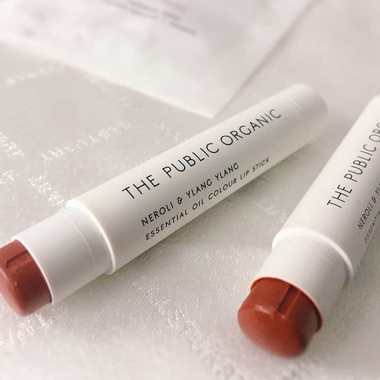 のインスタグラム：「. オーガニックリップなら、肌荒れする心配なく使えますね✨ . オーガニック料理やオーガニックドリンクを投稿する時は是非「#ベジ部」と「#todaysvege」のハッシュタグをつけて投稿してください🌿 素敵な投稿はベジ部がリポストします！ みなさんで健康な毎日をシェアしましょう😊 . ベジ部には、オーガニックの楽しさを共有する無料のコミュニティがあります♪ オーガニックに関わる情報交換や交流の場として、ぜひお気軽にご参加ください✨ 詳しくはプロフィールのURLをチェック✔️ . Repost from @c.s.m_24  #thepublicorganic  #ザパブリックオーガニック  #ノーブルローズ  #バーニングローズ  秋に買っていたこのリップ💄 #アルジェラン の限定リップが 買えなかったので悔しまぎれに 買ったのもあったのですが 結果、とてもお気に入り！  まず色付きリップとは思えない 発色の良さ✨ リップは濃い色が好みなので 4色展開のうち発色の良さそうな 2色にしました😍  バーニングローズが #celvoke の#テラコッタ に 似てる？？ということで 3枚目に比較写真載せましたが やっぱりテラコッタの方が しっかりブラウンに発色❤️ でも色味は似てるし可愛いので 平日仕事の日はこのリップ💓  #オーガニックコスメ で #ネロリ と#イランイラン の 香りがクセになる💕 →最初は⁉️と思いましたが🤣  でもこれ、使い始めてすぐに バーニングローズの方だけ 下のくるくる回す所(語彙力)が 壊れてリップが出せなくなって ダメ元で問い合わせました🤣  そしたら在庫があったので 交換してもらえました💕  新品が届き、また使い始めたら また、、下のくるくるが、、泣 コスメは大事に扱ってるつもり なので壊れやすいのかも😭 そこだけ残念。  もう、思い切って下のくるくる 力ずくで取って、アメピンで 押し出して使ってます。笑 ※写真4枚目の通り、長さが違う  #天然由来 のリップなので 使用期限は開封後3ヶ月。 難しいけど冬までの#使い切り  を目指して愛用してます💓  #オーガニック #リップ #色付きリップ #プチプラコスメ #プチプラリップ #コスメ紹介 #コスメ好きさんと繋がりたい」