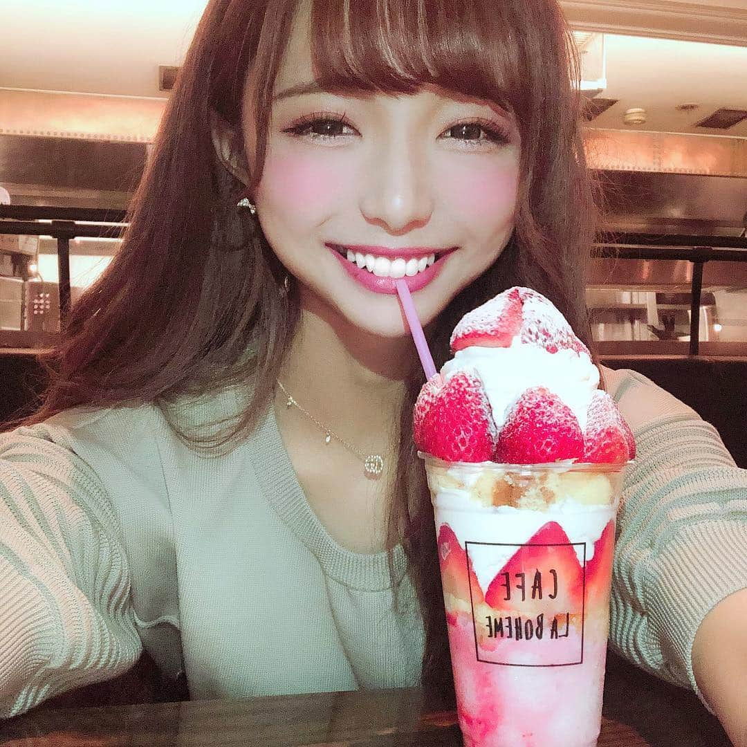 あやちゃんさんのインスタグラム写真 - (あやちゃんInstagram)「渋谷のラボエム🍓💞 ここめっちゃ広くてびっくりした🤣 BIGサイズのストロベリーケーキ ドリンクパフェ💗☁️ #渋谷カフェ #渋谷グルメ #渋谷ランチ #渋谷カフェ巡り #渋谷 #東京カフェ #表参道カフェ #カフェ巡り #ストロベリーボンボン #いちごパフェ #ラボエム渋谷 #カフェラボエム #カフェラボエム渋谷 #cafelaboheme #laboheme」3月28日 21時16分 - aya.you.love.r