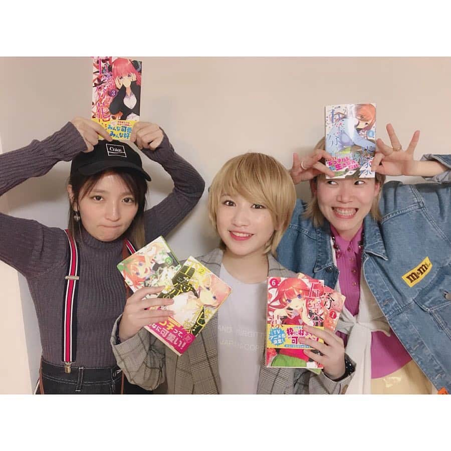 加藤一華さんのインスタグラム写真 - (加藤一華Instagram)「. VR「五等分の花嫁」👰💐 メイキングを見て下さった方は分かると思うけど 裏側はとっても大がかりで大変でした(><) . ５役に変身するのに携わって下さったのは ヘアメイクの吉田真妃さんと、 スタイリストのコギソマナさん！！ 素敵なお二人に魔法をかけていただいて😳💄👗✨ 撮影はVRチームの皆さんと一丸になって頑張りました！ . 撮影が終わってほっとしていたのも束の間、ついに公開！！皆さんに見ていただくこの日が、また新たなスタートのような気がしてます、、！ . かなり距離近いので、自分で観るのはやっぱりちょっと恥ずかしいんですが😂、凄い映像に仕上げていただいてるのでぜひ見てみてください！！！ . #五等分の花嫁 #VR #ボンボンTV」3月28日 21時16分 - ichika_kato