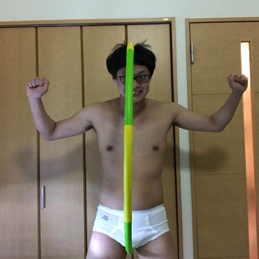 宮戸洋行さんのインスタグラム写真 - (宮戸洋行Instagram)「【単独まであと44日】単独に向けてダイエットを！ということで毎日100秒間フラフープに挑戦します！100秒間回せれなかったら罰ゲームです！ 3月28日はこのようになりましたm(_ _)m」3月28日 21時17分 - hiroyuki_gag