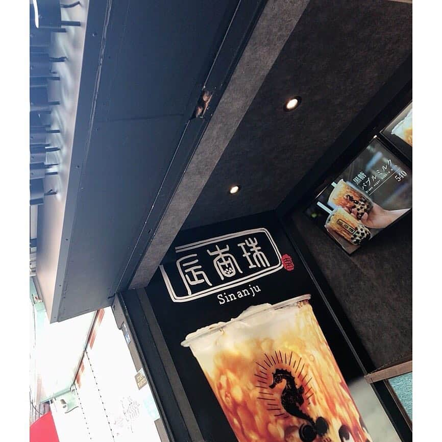 朝倉ゆりさんのインスタグラム写真 - (朝倉ゆりInstagram)「大阪アメリカ村にある タピオカ専門店「辰杏珠　Sin an ju（シンアンジュ）」に 行きました❤️ ゆりは #黒糖バブルミルク 飲んだよ！ タピオカがモチモチしてて、ミルクと黒糖の甘みがいい感じでした❤️ 朝一で行ったから2人とも朝の顔してる☀️笑 #タピオカ専門店 #タピオカミルクティー #タピオカ #辰杏珠 #sinanju #大阪カフェ #大阪グルメ #大阪旅行 #여행스타그램 #카페스타그램 #먹스타그램 #맛집 #버블티」3月28日 21時23分 - eb_loverinko