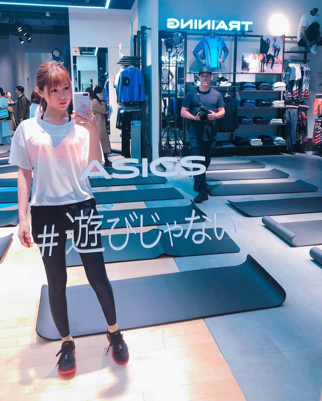 松中みなみさんのインスタグラム写真 - (松中みなみInstagram)「🏃‍♀️ASICS MOVE STUDIO🧘‍♀️ ・ ・ スポーツを 〝楽しむだけじゃなく、 ちゃんとやりたい！〟 というスポーツがっつり大好き女子にとって 最高のスタジオが ・ 【アシックス原宿フラッグシップ】で 4/14からスタート🙌ということで  一足早くとしみんと体験してきました❣️😆 ・ ・ ・ プログラムは〝#yoga 〟〝#cofit 〟〝#poppilates 〟と〝#running 〟🏃‍♀️✨ ・ 結構がっつり！✨ ・ ・ 最初に【なりたい自分】の目標設定をしたり すんごい明るい先生が分かりやすく教えてくれて やったことなかった種目も とにかく楽しかったーー❣️❣️ ・ ま、#遊びじゃない を掲げてるだけあって トレーニング度は強めなんだけど😆💦💖 ・ 最後3.5キロランニングでリラックス＆有酸素運動🏃‍♀️✨ ・ ・ トレーニング後のおむすび🍙美味しすぎ、泣ける！笑 ・ ・  帰る時、カラダは疲れてるのに 脳内はすっっごいスッキリしてて 気持ち悪い位ニコニコしながら帰りました✨笑 ・ またやりたーーーい🙌💖 ・ あと#ウェア がヒップラインがすごくキレイで！！！ 来週のパーソナルトレの時に お尻のラインがわかる動画載せるねっ👍 ・ ・ #アシックス #asics #トレーニング  #トレーニングウェア #トレーニング女子  #ヨガ #ポップピラティス #ピラティス  #動画撮ってたらいつの間にかフォーカスが #ひよの山  #靴下 😆#相撲女子 #隠せない #スー女  #さらによく見ると #カープタオル w #カープ女子✌️🎈 #トレーニング始まる前のできごと  #松中みなみ」3月28日 21時26分 - minami_matsunaka