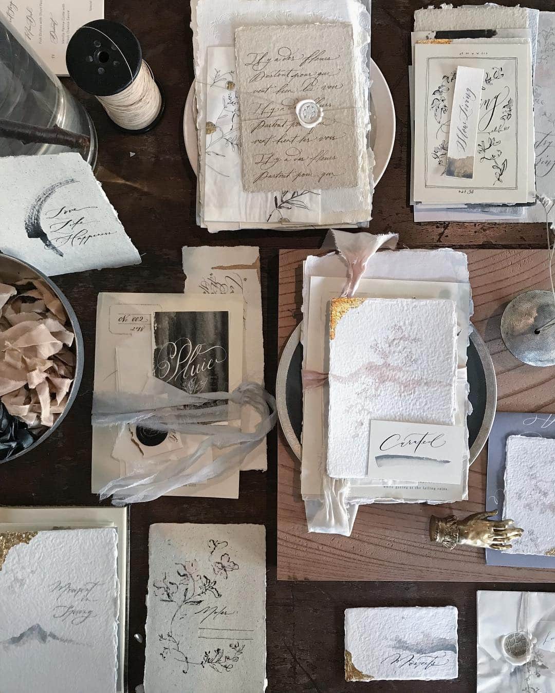 Veronica Halimさんのインスタグラム写真 - (Veronica HalimInstagram)「Paper items I created for styling and calligraphy workshop at @node_tasworks.  People often ignore the importance of these items, actually they play an important role in adding the personal touch, messages, and fine details. —  #vhcalligraphy #truffypi #カリグラフィー #カリグラフィースタイリング #モダンカリグラフィー #calligraphystyling #カリグラフィーワークショップ #japan #calligraphyid #calligraphy #moderncalligraphy #spring #interior #igersjp #calligrapher #team_jp_西 #wabisabi #japanspring #nodetasworks #penmanship #ceramic #creativelab #lifestyle #ワークショップ #カリグラファ #スタイリングワークショップ #スタイリング #truffypinode」3月28日 21時36分 - truffypi