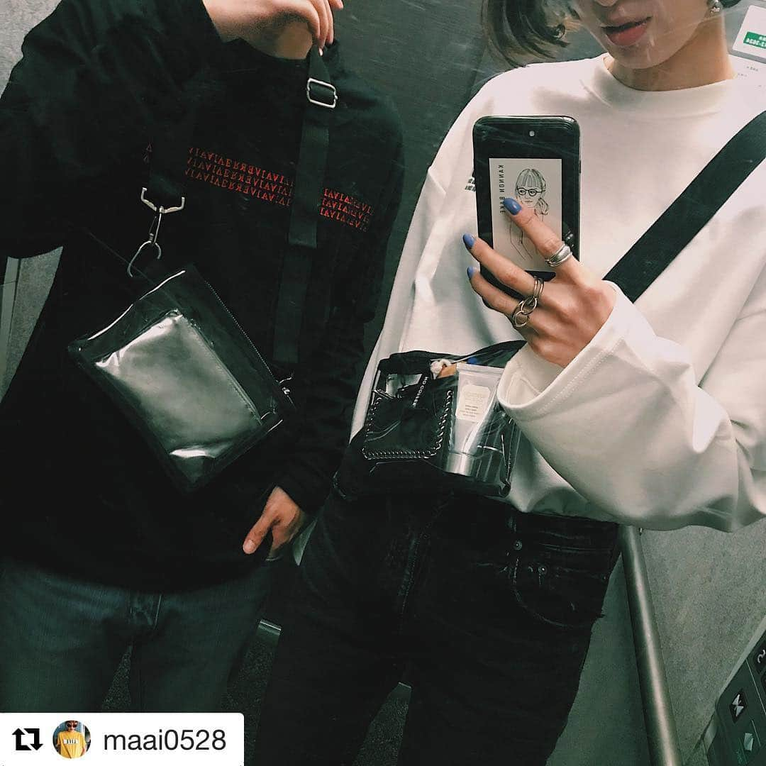 ショップにこにこさんのインスタグラム写真 - (ショップにこにこInstagram)「#Repost @maai0528 with @get_repost ・・・ 〻 オマツとパシャリ🐒 こないだ家出た後に 気付いたんだけど サコッシュがオソロだったーw ． 見た瞬間笑ったよ😂 ． そのクリアサコッシュBAGが ZOZOTOWN店限定 タイムセール 4,309円 → 2,138円 期間:3月28日(木)13:00 〜 4月2日(火)10:59 ． ． #fashion #selfie  #code  #ショップにこにこ_zozotown」3月28日 21時29分 - shopnikoniko