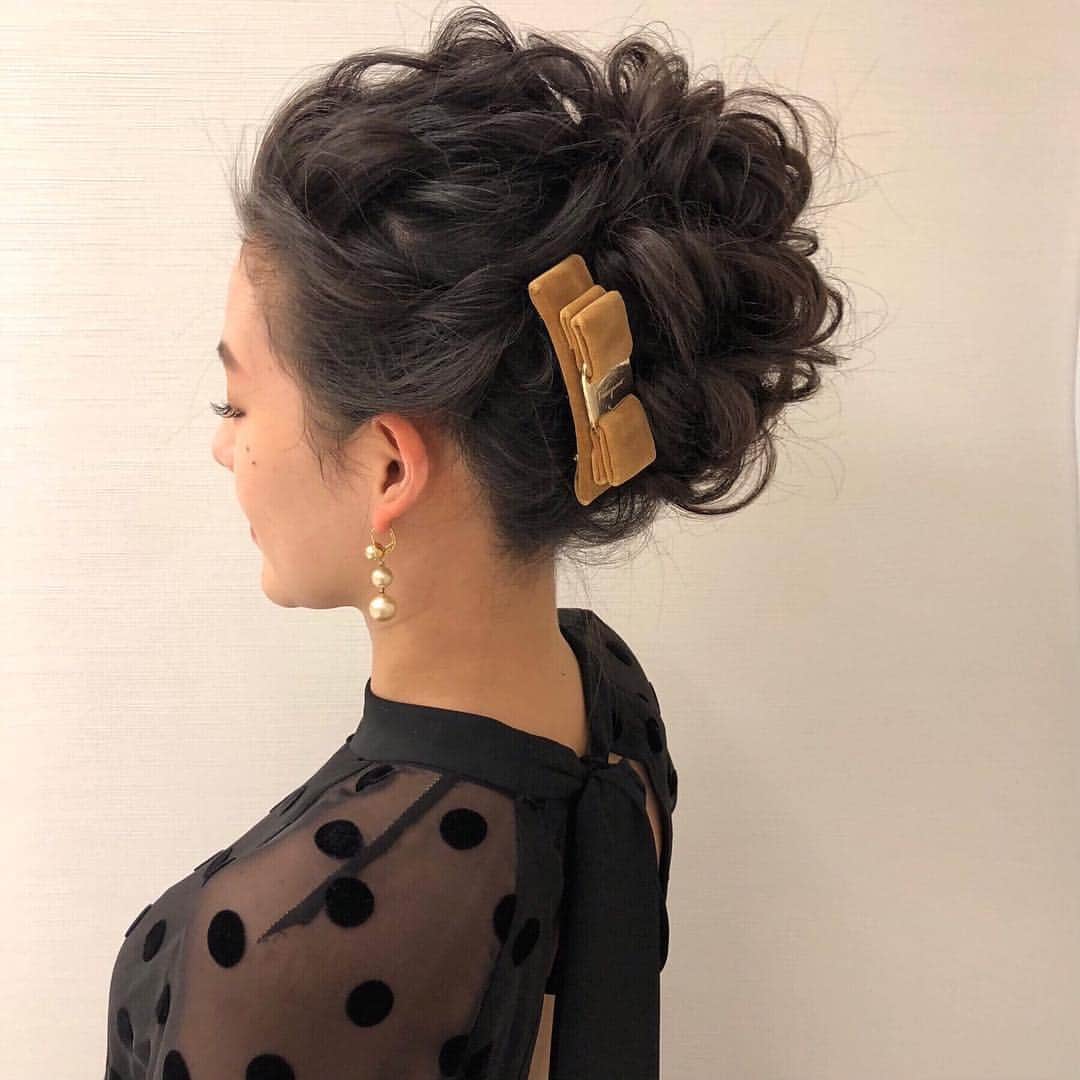 のインスタグラム：「先日のお客様。 ウェーブゆるカールアップ。  #ヘアメイク #ヘアセット #ヘアアレンジ #ヘアスタイル #銀座#美容師 #ウェディング#ウェディングヘア #ブライダル#ブライダルヘア #結婚式#プレ花嫁#花嫁#前撮り#着物#浴衣 #シニヨン#ダウン#ダウンスタイル#編み込み#ヘアメイクリハーサル #bride#bridehair#bridal#updo#upstyle」