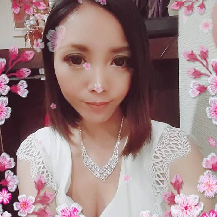 天野小雪のインスタグラム：「週間SPA!さんの特集と取材と撮影してもらいました😘 4月9日号です💕 SPA!さん見た方に割引ございます🎉 是非ご覧くださいませ❤️」