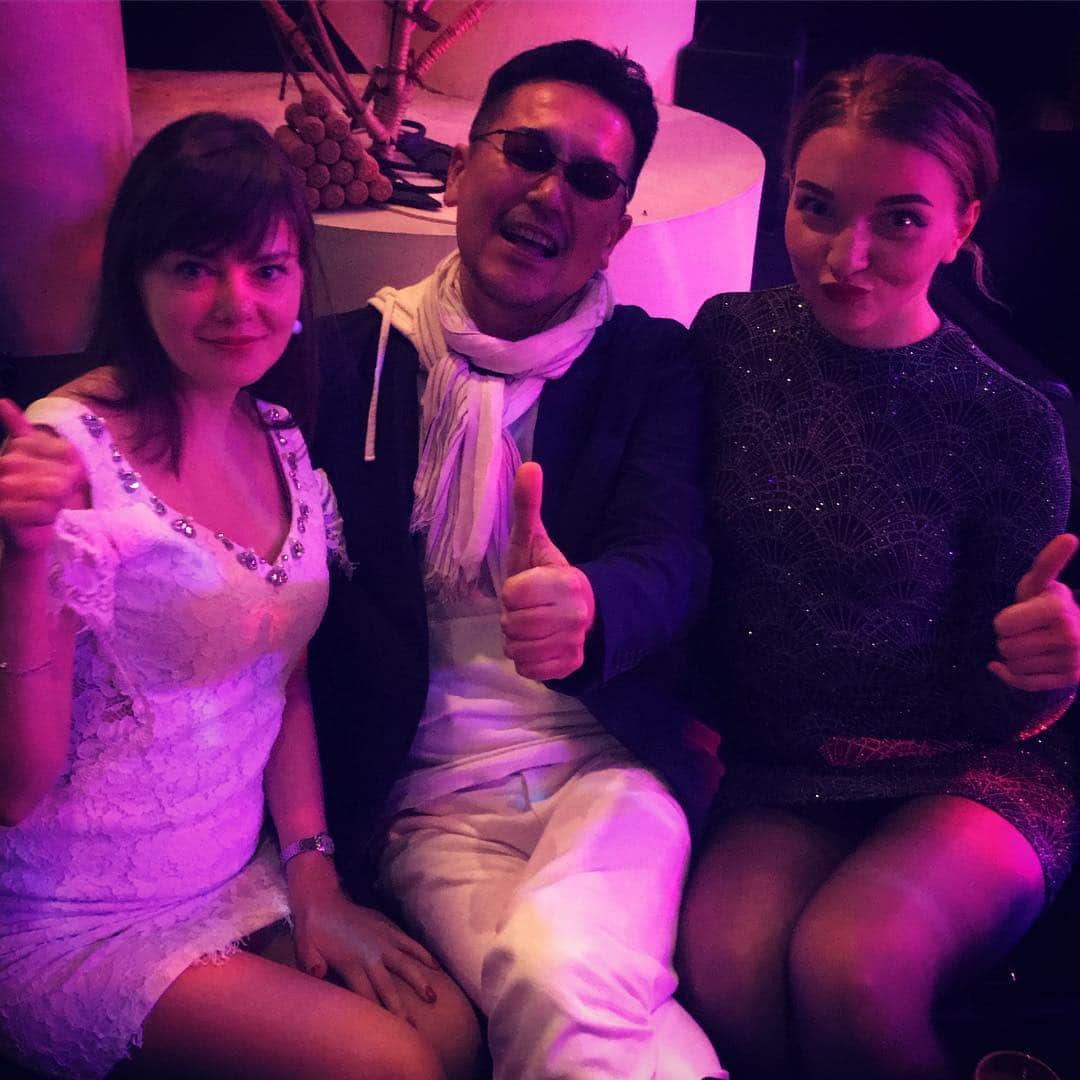 のインスタグラム：「皆様にご報告です‼️ LOVE FM「TOGGYのSTART UP TODAY!」が女性に支持されている番組として、本日LOVE FMさまより表彰されました‼️ 予想だにしなかった表彰後に嬉しさが爆発し、数年振りの異国パブにて細やかな祝賀会を催しております！  ミランダ・カーが居ます(笑)😎」