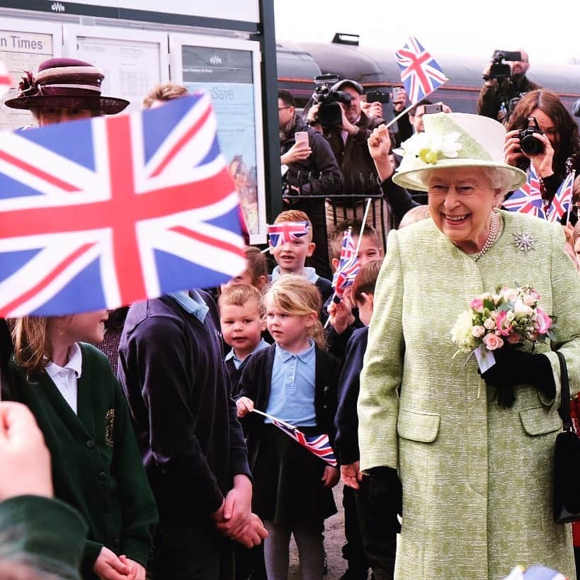 ロイヤル・ファミリーさんのインスタグラム写真 - (ロイヤル・ファミリーInstagram)「Thank you to the children from Castle Cary school who gave The Queen such a warm welcome as she arrived in Somerset today.  #RoyalVisitSomerset」3月28日 21時54分 - theroyalfamily