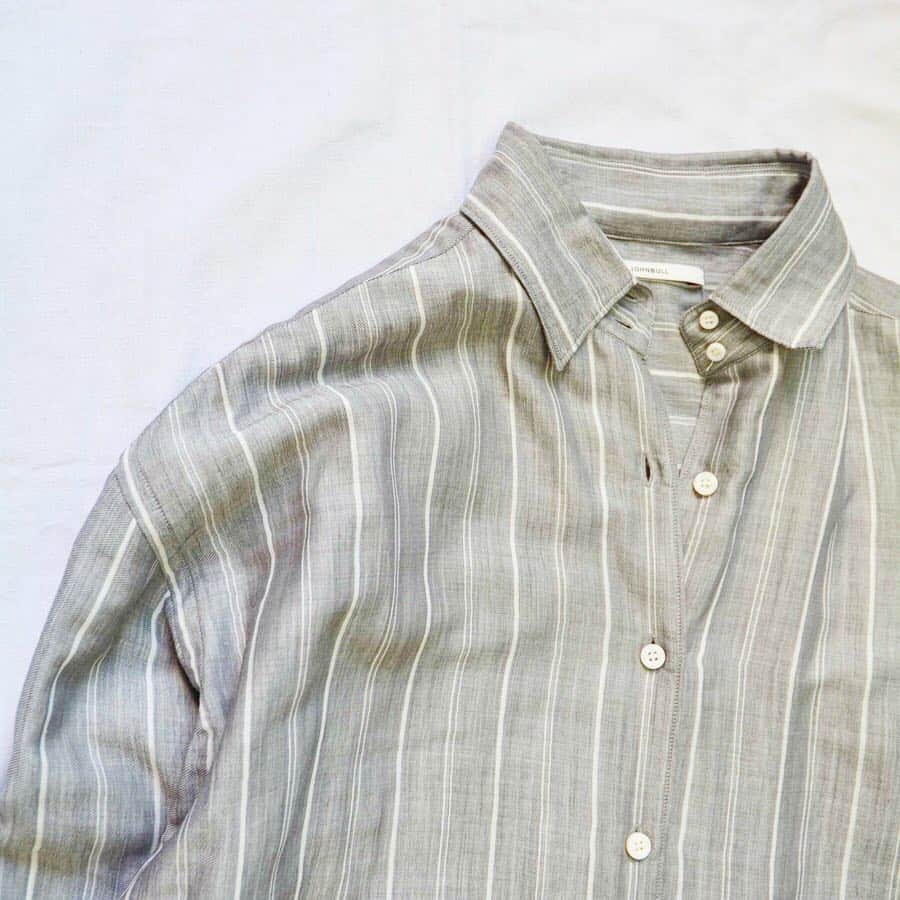 のインスタグラム：「. . JOHNBULL shirts lot.AS965 / ¥18,000+tax . コットンとテンセルを使用したスタンダードなデザインのビッグシルエットのシャツ。 . シンプルだからこそ生地の織りやボタンの位置にこだわり、美しいシルエットにこだわったアイテムに仕上げました。 . . #johnbull #johnbullprivatelabo  #spring #shirts #onepiece #bigsilhouette #strip #standerd #newarrivals #newin #pickupitems  #2019ss #ジョンブル #ジョンブルプライベートラボ #シャツ #ビッグシルエット #オーバーサイズ #ストライプシャツ #定番アイテム #春の新作 #新作入荷 #大人カジュアル」
