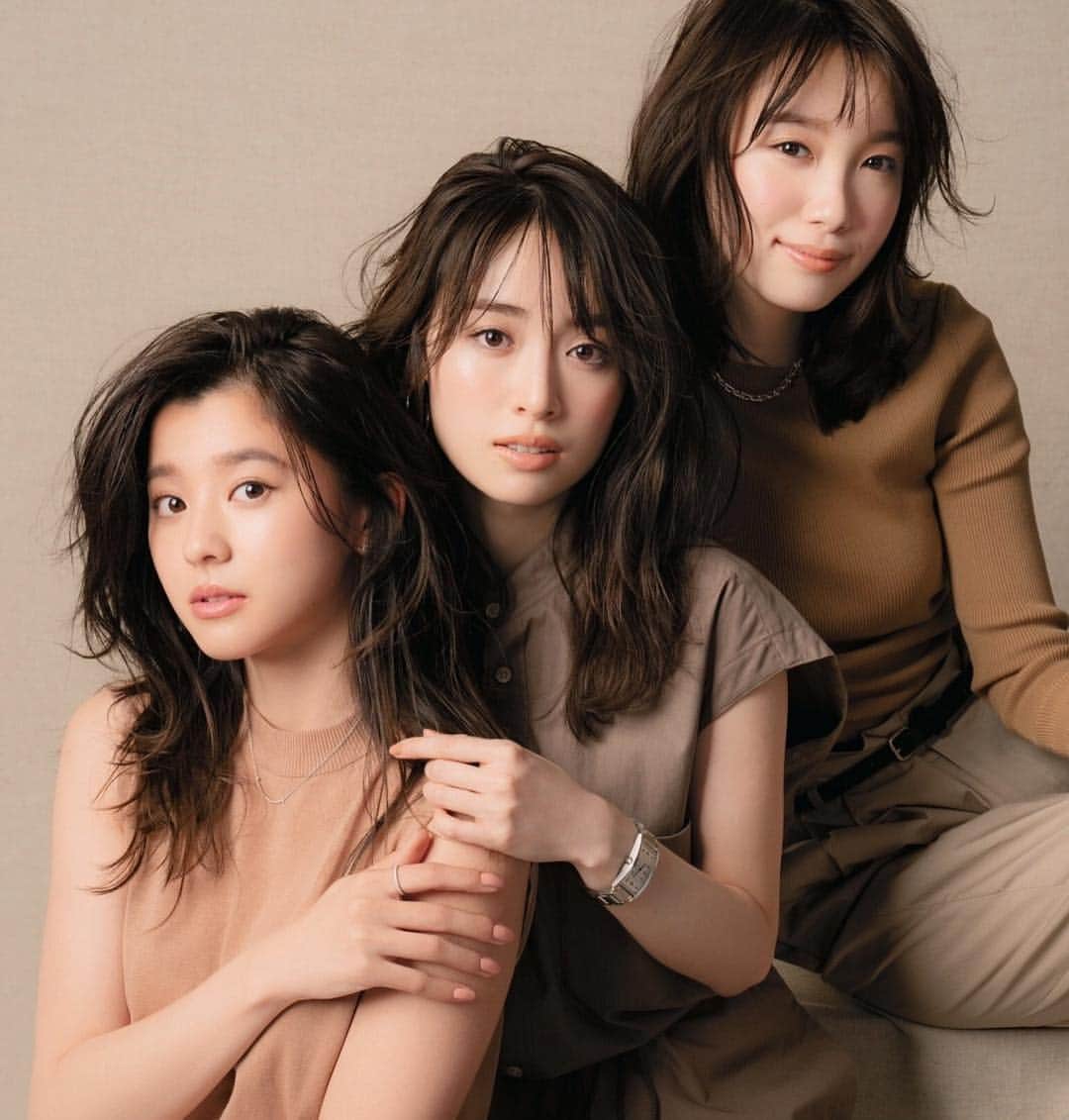 のインスタグラム：「本日、Oggi5月号発売になりました‼️ すでにたくさんの方々が買ってくださっていて、編集部みんなで気持ちがアガってます。ありがとうございます！  大特集は「今、足りないのは"ひとさじのモード感"だった！」 シンプルでベーシックなものが好きな私たちですが、ONの服がなんだかちょっと地味になっている気がする…そんな読者の方々の声から生まれた、ピリッと今っぽさを加えたい仕事服がたくさん載っています！  付録はTheoryの2way黒トートバッグ。雑誌付録は6年ぶりのTheoryと、とにかく使えるバッグを作りました！  他、「名探偵コナンの魅力を探る」や、「"美"のためだけに韓国へ！ 」カセット服や新作バッグ&靴のテーマなど、いつも以上に盛りだくさんです。  今月号から専属になった、三人のカバーガールが目印😊 今月も、Oggiをよろしくお願いいたします‼️ #Oggi  #雑誌Oggi  #泉里香  #朝比奈彩  #飯豊まりえ  #Theory  #雑誌付録  #トートバッグ  #通勤コーデ  #名探偵コナン  #韓国コスメ  #中間淳太  #JUJU」