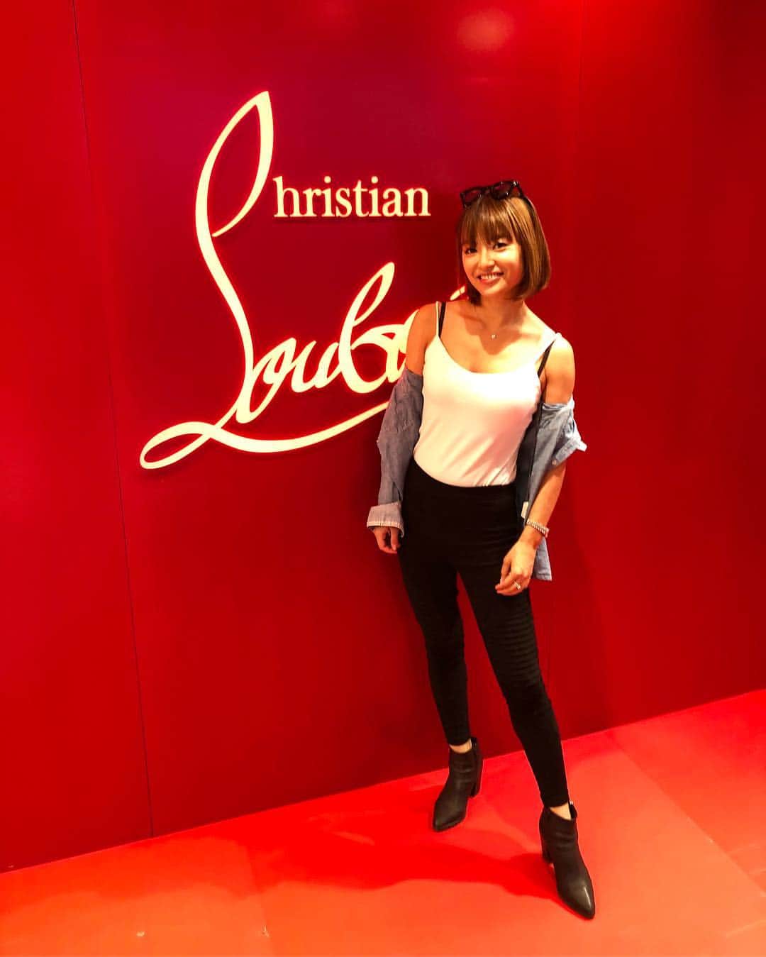 紺谷みえこのインスタグラム：「@louboutinworld の新しいライン #runloubirun のprivate partyへ行きました。  ルブタンのプリクラや名前を入れてくれるボードもあって楽しかった。  スニーカーもスポーティーなのにカッコよくて、履きやすくて、 男の子も女の子にもオススメだよ。 ・ #runloubirun #hongkong #travel  #model #party #casual #sports  #cool #fashion #cordinate #reception」