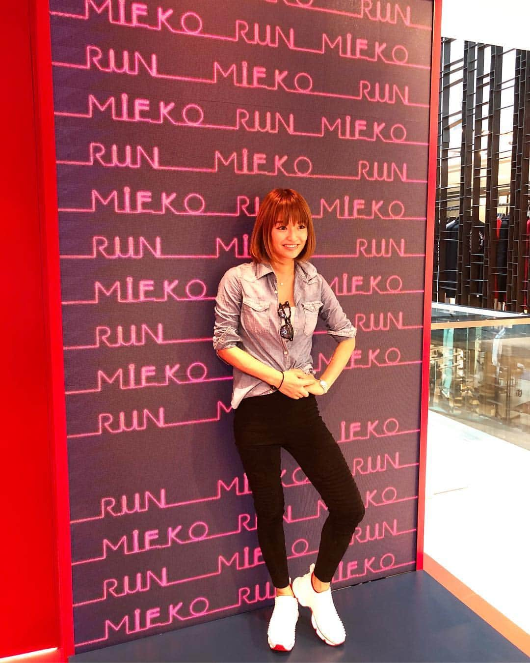 紺谷みえこさんのインスタグラム写真 - (紺谷みえこInstagram)「@louboutinworld の新しいライン #runloubirun のprivate partyへ行きました。  ルブタンのプリクラや名前を入れてくれるボードもあって楽しかった。  スニーカーもスポーティーなのにカッコよくて、履きやすくて、 男の子も女の子にもオススメだよ。 ・ #runloubirun #hongkong #travel  #model #party #casual #sports  #cool #fashion #cordinate #reception」3月28日 21時47分 - mieko113081