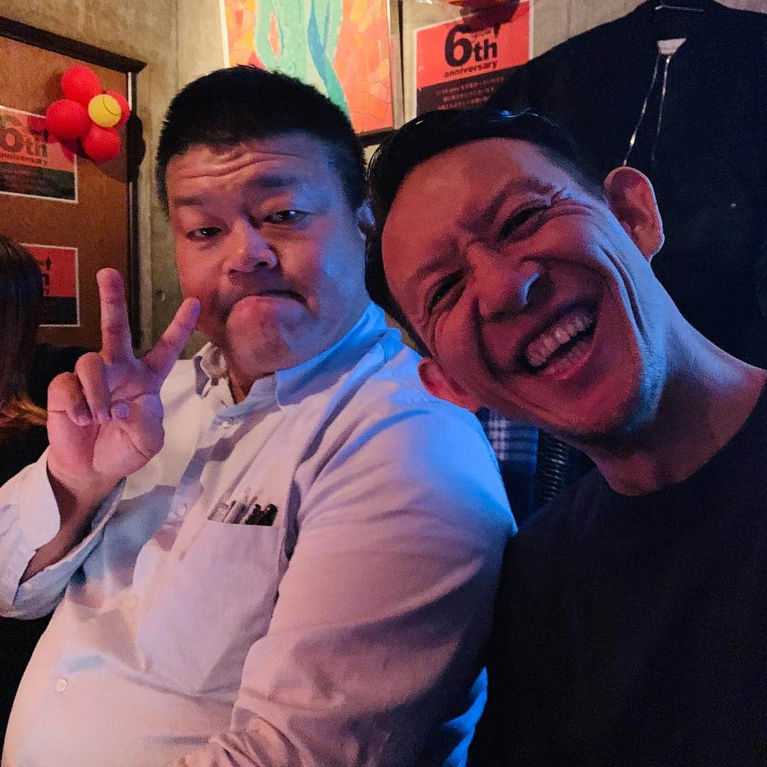 院長ヨモギダさんのインスタグラム写真 - (院長ヨモギダInstagram)「🥃🍶🍷🍸🍹 . 定休日だったので、 夫婦で( ◜ᴗ◝) (◜ᴗ◝ ) #中目黒glow  6周年のお祝いに🎉 . . そこで明松さんにバッタリお会いし、朝まで✌😚🍺 . 久しぶりに楽しい話に花が咲きました🌸 . . .  #渋谷スポンジ 🌱 ハイクオリティ美容鍼 #鍼灸 #マッサージ #痩身 #ヘッドスパ 東京都渋谷区松濤1-28-6 麻生ビル2F☏‭0367127598‬ 🌸ご予約はHP又はお電話で 🌈 ‭www.shibuya-sponge.com‬ HPからブログもご覧下さい🐕 . . 🙊初回 全メニュー1000円OFF✨ 🙉1ヶ月以内リピート常時500円OFF✨ . 1⃣初回の方にプチギフト進呈🎁  2️⃣全員の方にクリスタルガイザー500mlボトルプレゼント💧 .  3️⃣✨2周年記念✨渋谷スポンジオリジナルバッチプレゼント🎁3/31迄 4️⃣渋谷スポンジオリジナルステッカーも差し上げてます！ . . .  #美容鍼灸 #美容鍼 #小顔 #美肌 #シミ #くすみ #腰痛 #肩こり #むくみ #乾燥肌 #肌荒れ #疲労 #たるみ #アンチエイジング  #偏頭痛  #眼精疲労 #乾燥肌 #骨盤調整 #筋膜リリース #姿勢改善 #肩甲骨はがし #めちゃイケ #ヨモギダ少年愚連隊」3月28日 21時48分 - shibuya_sponge