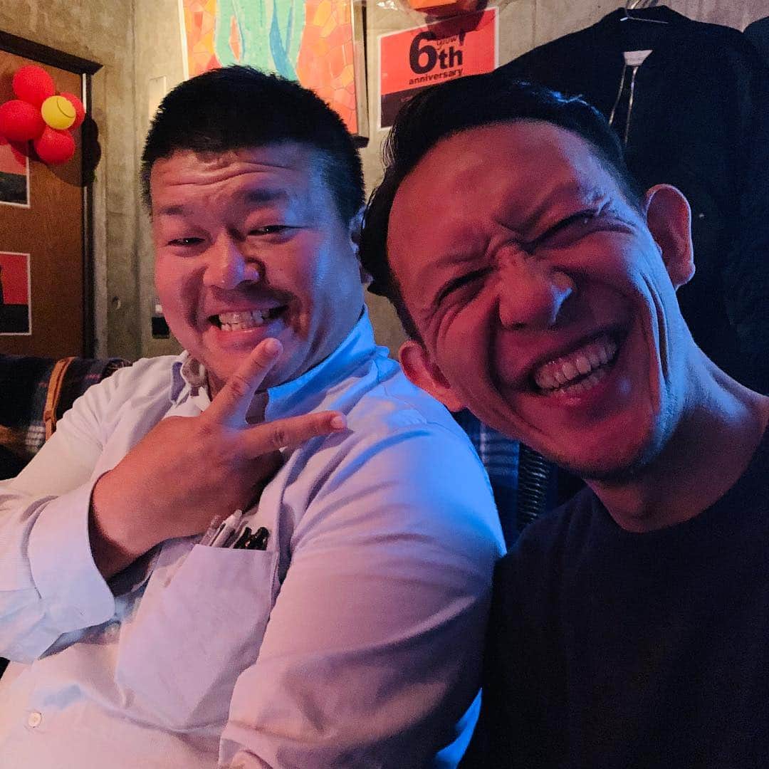 院長ヨモギダのインスタグラム：「🥃🍶🍷🍸🍹 . 定休日だったので、 夫婦で( ◜ᴗ◝) (◜ᴗ◝ ) #中目黒glow  6周年のお祝いに🎉 . . そこで明松さんにバッタリお会いし、朝まで✌😚🍺 . 久しぶりに楽しい話に花が咲きました🌸 . . .  #渋谷スポンジ 🌱 ハイクオリティ美容鍼 #鍼灸 #マッサージ #痩身 #ヘッドスパ 東京都渋谷区松濤1-28-6 麻生ビル2F☏‭0367127598‬ 🌸ご予約はHP又はお電話で 🌈 ‭www.shibuya-sponge.com‬ HPからブログもご覧下さい🐕 . . 🙊初回 全メニュー1000円OFF✨ 🙉1ヶ月以内リピート常時500円OFF✨ . 1⃣初回の方にプチギフト進呈🎁  2️⃣全員の方にクリスタルガイザー500mlボトルプレゼント💧 .  3️⃣✨2周年記念✨渋谷スポンジオリジナルバッチプレゼント🎁3/31迄 4️⃣渋谷スポンジオリジナルステッカーも差し上げてます！ . . .  #美容鍼灸 #美容鍼 #小顔 #美肌 #シミ #くすみ #腰痛 #肩こり #むくみ #乾燥肌 #肌荒れ #疲労 #たるみ #アンチエイジング  #偏頭痛  #眼精疲労 #乾燥肌 #骨盤調整 #筋膜リリース #姿勢改善 #肩甲骨はがし #めちゃイケ #ヨモギダ少年愚連隊」