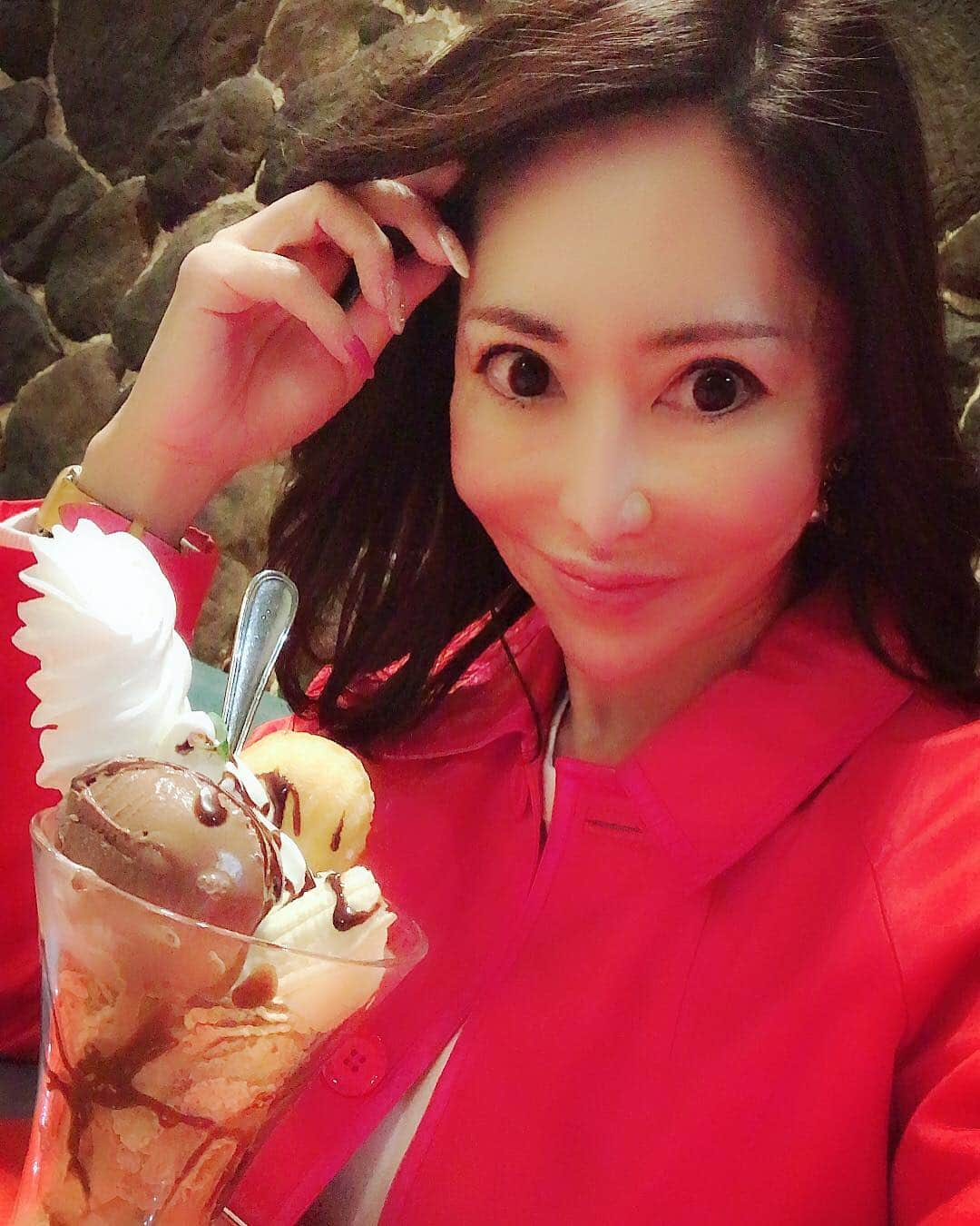 沢田麗奈さんのインスタグラム写真 - (沢田麗奈Instagram)「ー オレンジ🧡着ると 元気が出る気がします🍊  毎日 sweetsだけは 欠かせないのです🍦🥺 ー  #アートメイク眉  #アートメイク眉毛  #スイーツ好き ＃スイーツ女子 ＃黒髪 ＃巻き髪 ＃ヘアスタイル #ヘアカラー ＃ヘアチェンジ @cococlinic_official  @haircarry  #アラフィフ女子  #美容院  #美意識高い人と繋がりたい #美意識高め  #美魔女 #グローバルワーク ＃アンチエイジング #トレーニング女子  #海外旅行好きな人と繋がりたい  #ハワイ #ハワイ好きな人と繋がりたい  #グローバルワーク #followme💋」3月28日 21時52分 - reinasawada1026