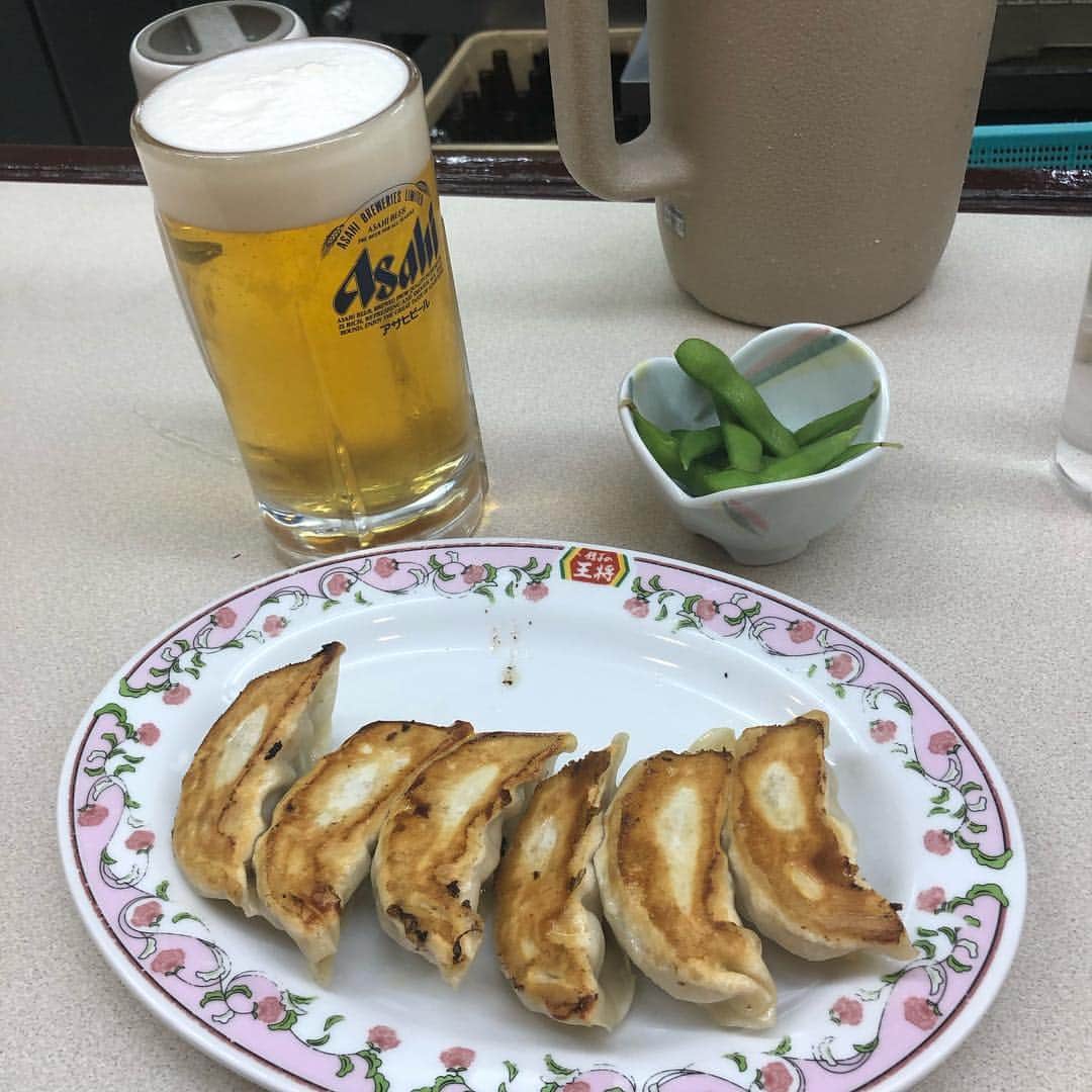 栗田善太郎のインスタグラム：「生放送後、 今夜は1人飯！ 野間四角の俺が物心ついた頃には存在した王将。」