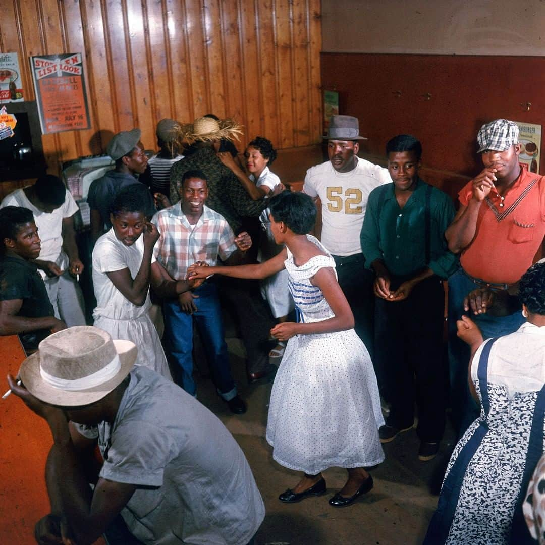 lifeさんのインスタグラム写真 - (lifeInstagram)「People dancing at the Harlem cafe in Greenville, South Carolina, circa 1956. (Margaret Bourke-White—The LIFE Picture Collection/Getty Images)  #dancing #MargaretBourkeWhite #TBT」3月28日 22時02分 - life