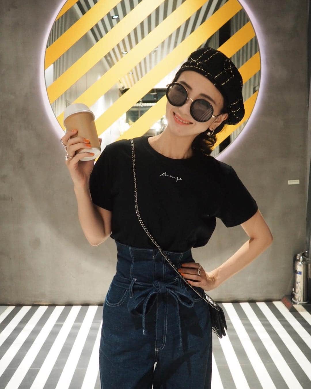 のインスタグラム：「本日新作を多数発売致しました🏁 * 毎年大人気のTシャツも💋 * このTシャツはシンプルだからこそバランスに拘りました！ジャストサイズで着用しても可愛いのでSサイズもご用意しております🦓 * #HIAND#親子リンク#姉妹リンク#カップル #outfit#ootd#coordinate#コーディネート#デニム#デニムコーデ#カジュアルコーデ#カジュアルスタイル#巻き髪#バレンシアガ#hnhiand#フラットシューズ#シャネル#バレリーナ#Tシャツ#デニム#デニムスタイル#デニムコーデ#ootd#まとめ髪#ポニーテール」