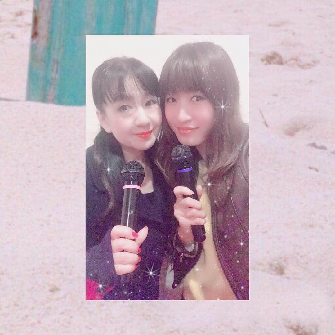 のインスタグラム：「音楽学校の合格発表の日でしたね🏫 毎年やっぱり思い出します😌 劇団に入ってからも、劇団レッスンや自主稽古をしていたら、歓喜の声が窓から聞こえてきていました🗣 私が宝塚音楽学校に入れたのも、この先生のお力がなければ合格の二文字は無かったことでしょう🥺 この度、宝塚受験スクールでお世話になった久美先生のバースデーLiveに、ゲストで呼んで頂きました🎤 格好いいジャズダンスも一緒に踊らせていただきます🕺🕺 夢のコラボ、頑張ります🤝. . . #久美まり 先生 #名古屋受験スクール #面接の練習の時 #身長を #大声で #172キロ と叫ぶ #緊張して #間違えた #会場爆笑の渦  #ディナーショー #70年代の #懐かしソングメドレー あり #宝塚メドレー あり #ソロ あり #衣装もチェンジします #東急ホテル #栄駅からすぐ #お時間のあります方 #ぜひお越しくださいませ」