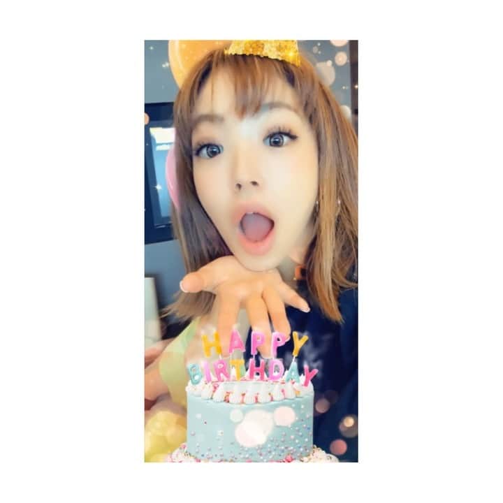 Linaのインスタグラム：「日付が変わる前に‼︎‼︎‼︎w 🍰3.28 🐝 朝起きたらストーリーやラインで寝起きから幸せな気持ちになった❤️ 皆本当にありがとう🥺❤️❤️」