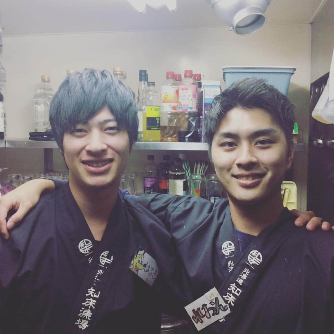 のインスタグラム：「毎度おおきに〜〜👍🏻知床漁場枚方店です。送別会もひと段落して次は歓迎会の時期ですね！ただ今、当店でも新しい仲間を募集中です🍺 興味ある方はお店の方まで気軽にお電話ください🥳#知床#枚方#居酒屋#駅近#歓迎会#アルバイト#募集#宴会#飲み放題#鮮魚#ゆかい#仲間#イクラ#ビール#カクテル#焼酎」