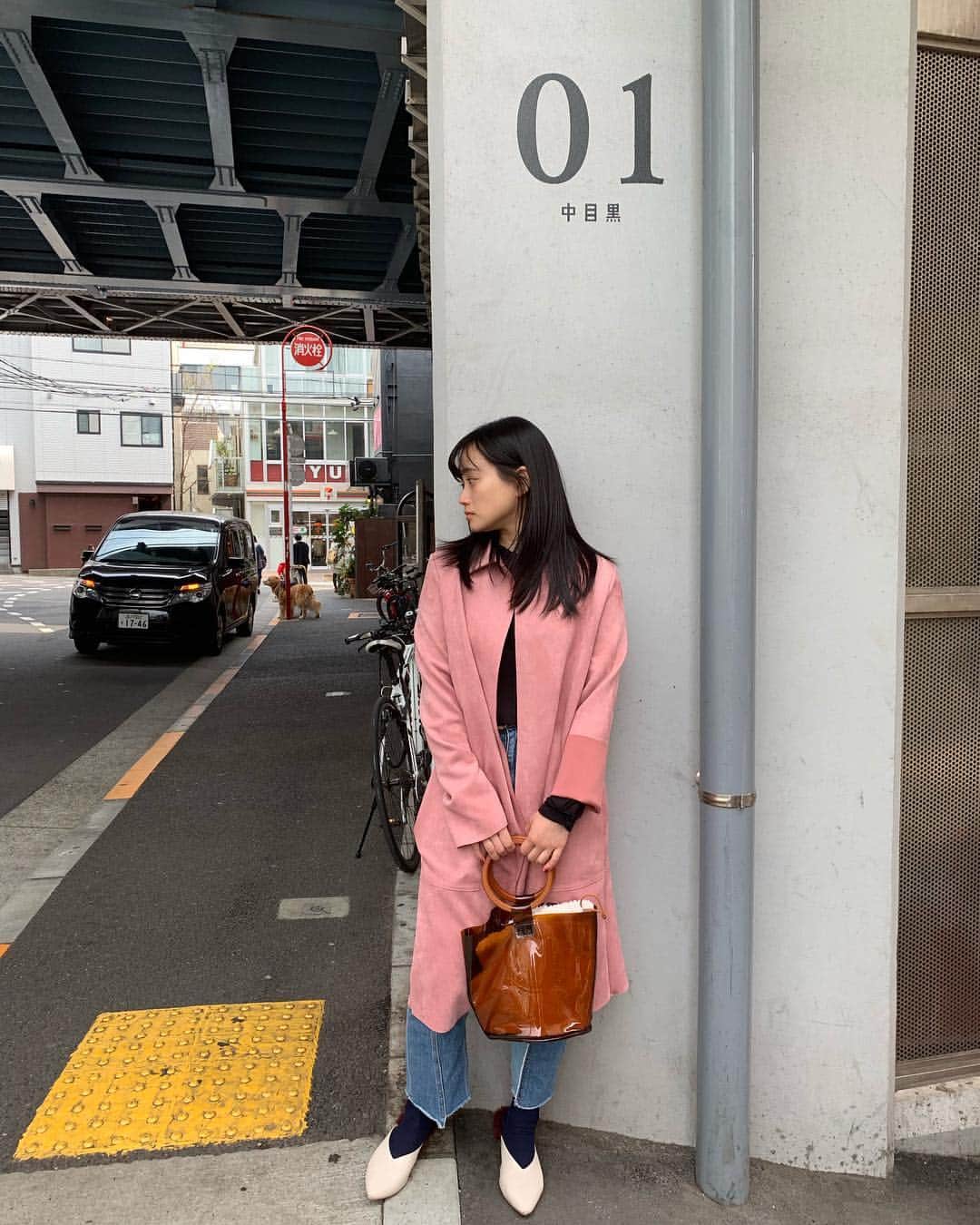 山内優花のインスタグラム：「今年初のお花見に🌸﻿ with @laco_eow 🐈﻿ ﻿ 色んな想いを胸に、﻿ そして、しっかりとした﻿ ピンク色を身にまとい﻿ 春らしい春のはじまり。﻿ ﻿ 桜の花びらが風でハラハラ舞っていて、﻿ すぐに失われる、﻿ 今しかないこの美しさを、﻿ ちゃんと大切にしようと﻿ 改めて思った。﻿ ﻿ #桜 #中目黒 #lacoが撮る私」