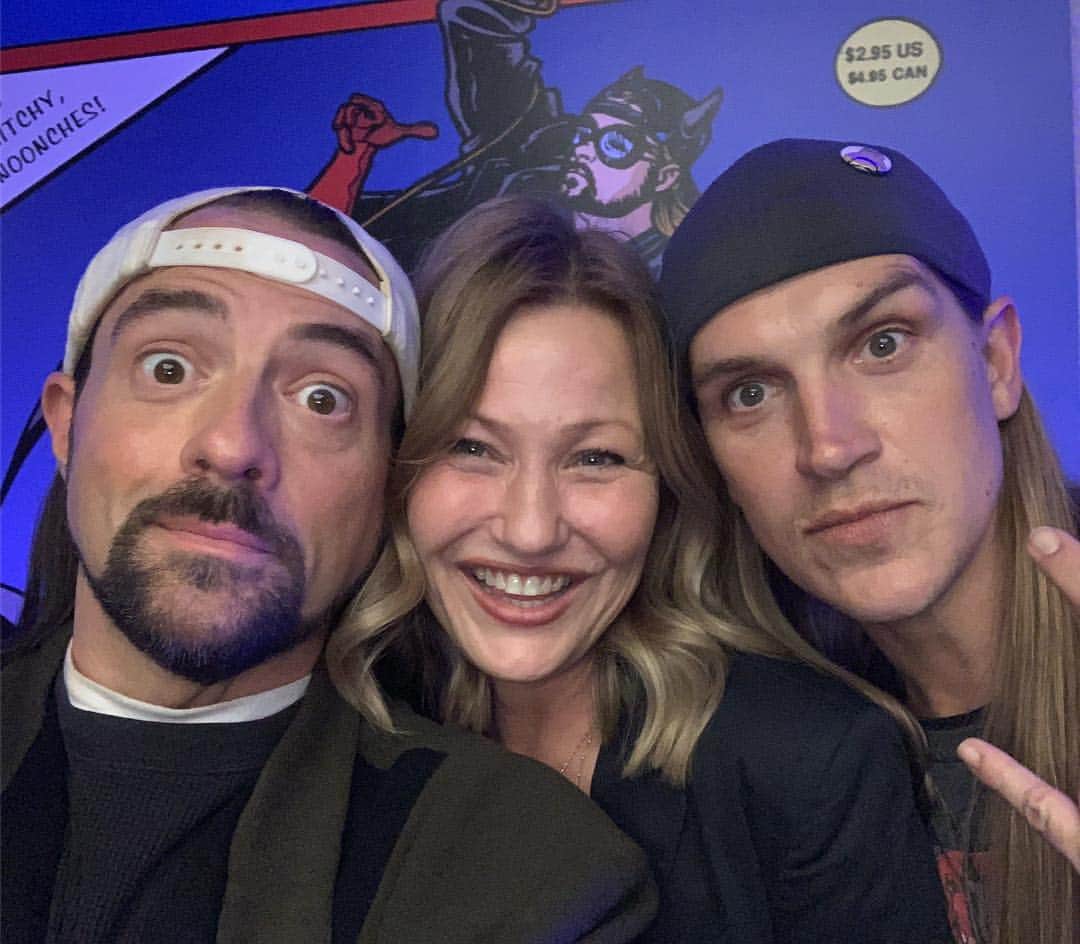 ケヴィン・スミスのインスタグラム：「Chasing Joey! @joeylaurenadams is back as indie comic icon Alyssa Jones, when @jayandsilentbob Reboot! Neither #jayandsilentbobstrikeback nor #jayandsilentbobreboot could have happened without me knowing Joey. Because we met, I made #chasingamy in the first place - and Amy is where the idea of #jayandsilentbob as the basis for #bluntmanandchronic originated (as a commentary about the differences between the slapsticky Jay and Bob in #mallrats versus the slacker Jay and Bob in #clerks). And both Strike Back and Reboot hinge on their comic book alter egos somehow fucking with our heroes’ real lives. So of course Joey had to be there when we returned to the #viewaskewniverse. This woman not only made me a better artist, Joey also made me a better person. When I saw her on shoot day, I said “See all these trucks? All this equipment and all these people came all the way to #neworleans today - all because you and I met 24 years ago.” I’ve done some of my best work with #joeylaurenadams - and I’m hoping Reboot ranks right up there with Amy and Rats. With Joey on board as Alyssa Jones - one of my favorite characters in any of my #viewaskew movies - we’re that much closer to the goal! #KevinSmith #sabanfilms #alyssajones #reunion #jayandsilentbob」