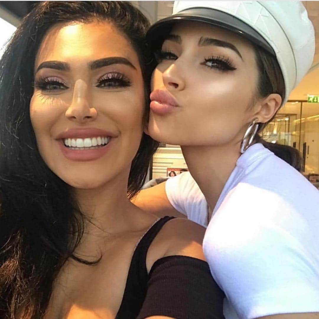 Huda Kattanさんのインスタグラム写真 - (Huda KattanInstagram)「I am super EXCITED to be collaborating with the gorgeous @oliviaculpo 💃🏻💃🏻💃🏻I can't wait for you guys to try the Olivia #18 lashes, it's perfect for everyday wear for beginners and regular users! ⠀⠀⠀⠀⠀⠀⠀⠀⠀ Repost @oliviaculpo ⠀⠀⠀⠀⠀⠀⠀⠀⠀ So excited to announce my collaboration with @hudabeauty! The #Olivia18 lashes are part of the Shortie collection for a more subtle, everyday wear for my gals (and guys) who need a less dramatic look 🌟🌟 #HudaBeautyLashCollab」3月28日 22時06分 - hudabeauty