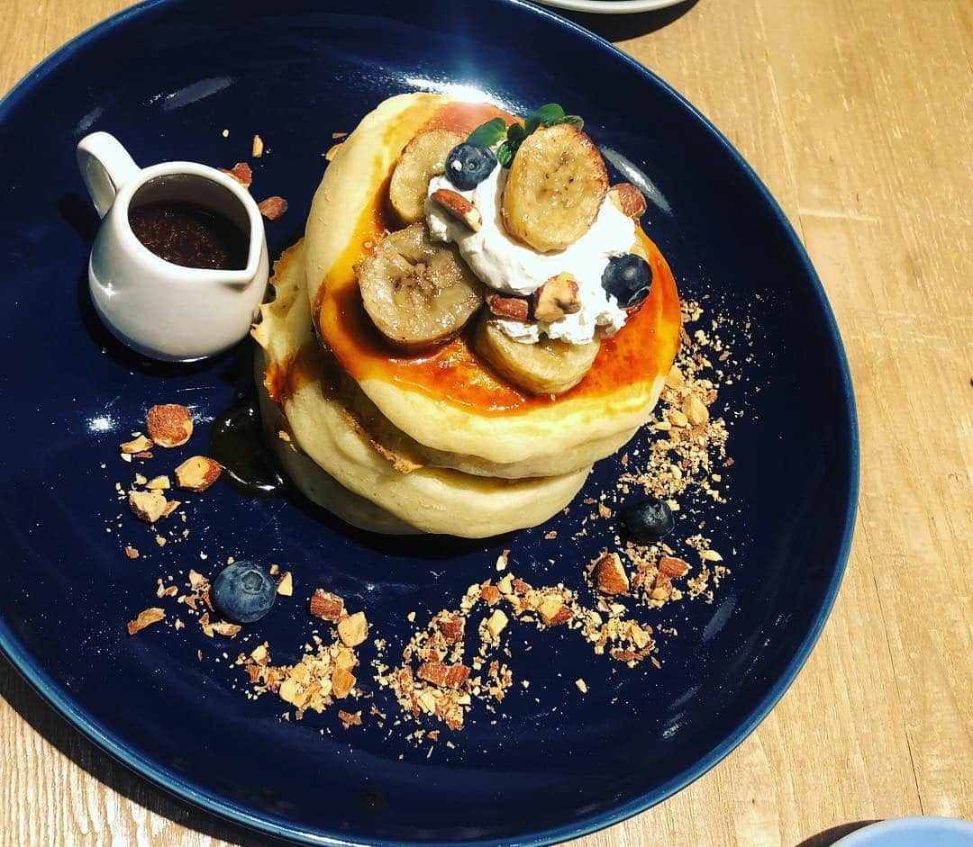 のインスタグラム：「自由が丘にある @shiro_japan  昨年6月より全メニュー #vegan に リニューアル˚✧₊⁎ お食事メニューのカレーやパスタも美味しそうでしたが😍 今回はデザートを頂きました❤️ キャラメルバナナ＆酒かす豆乳クリームパンケーキ🥞✨ 卵や牛乳を使ってないのにモチモチ外側さっくりした食感のパンケーキ❤️ キャラメルソースも絶品🤤 自由が丘が楽しすぎた🙌またすぐ行くっ！ 忘れてはいけないのが自由が丘にはお世話になっている 整体があるよ▶︎ #オクカイロ @okuchirosmg  最高なヨギー施術師がいるから要check‼︎ 気になった方は「ヨギーに整体師さんで予約してみて下さいね」 #自由が丘#パンケーキ#pancake#自由が丘カフェ#vegan#乳製品不使用#vegancafe#おしゃれカフェ#カフェ#cafe#ヴィーガン#カフェ巡り#整体#ヨガインストラクター#食いしん坊#甘党#姿勢改善#美姿勢#yogini#美味しい#yammy#sweet#」