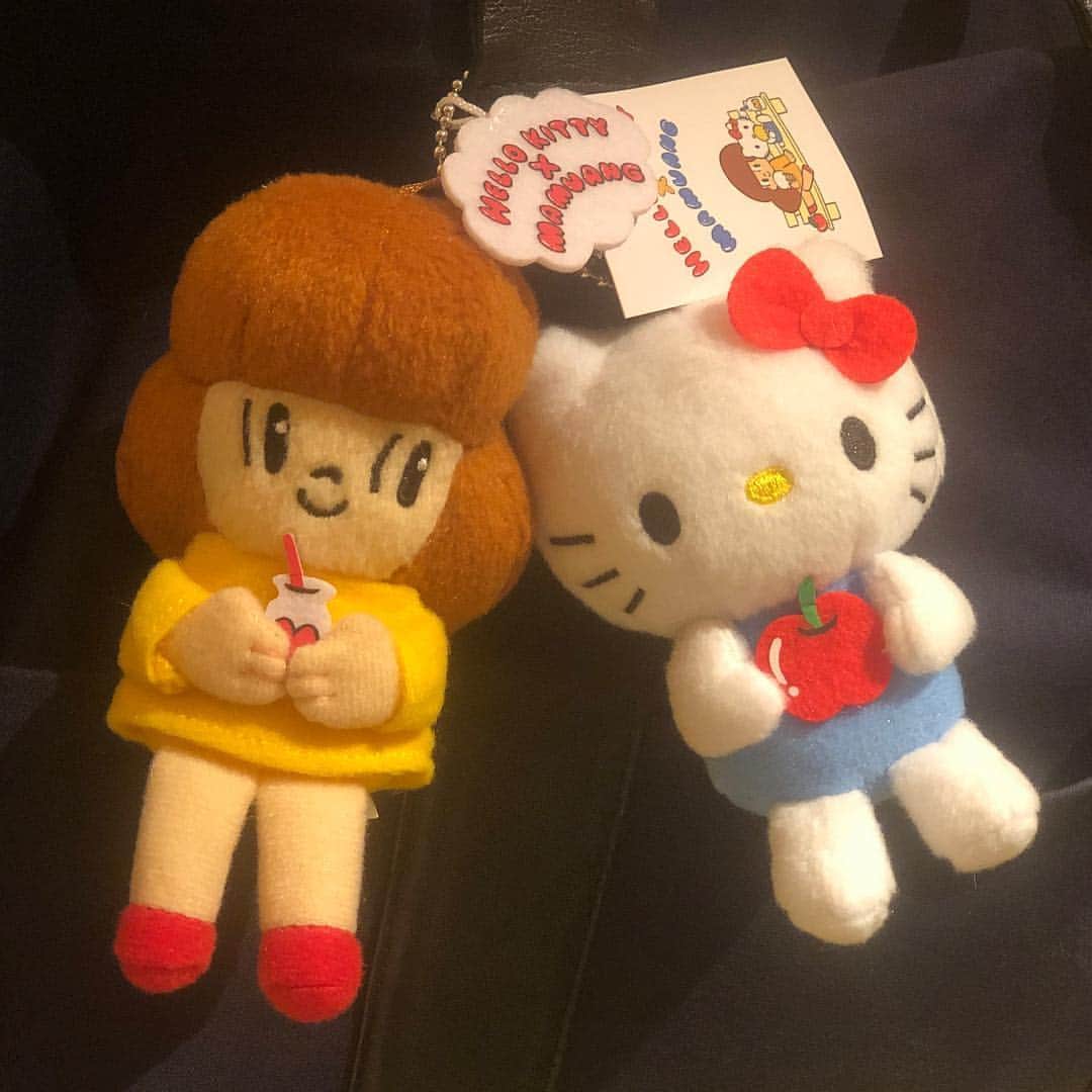 ウィスット・ポンニミットのインスタグラム：「HELLO KITTY x MAMUANG at Umeda Tsutaya,Osaka today - April 21st 2019  or Umeda Tsutaya online shop https://store.shopping.yahoo.co.jp/umd-tsutayabooks/arts2004961139494b.html」