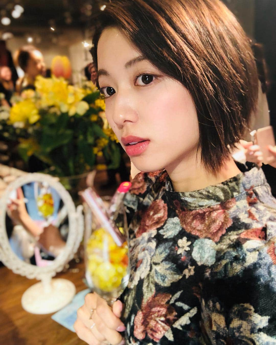 西村まどかさんのインスタグラム写真 - (西村まどかInstagram)「#ladit 鏡を見ずに塗れるリップやって💄♥ 荷物を出来るだけ少なくしたい派なので １本で完成するのは本当に助かる！ ㅤㅤㅤㅤㅤㅤㅤㅤㅤㅤㅤㅤㅤ 今日も一日お疲れ様さまでした〜🍵 ㅤㅤㅤㅤㅤㅤㅤㅤㅤㅤㅤㅤㅤ #valmuer  #newlipstick  #vintagefashion」3月28日 22時07分 - madoka_nsmr