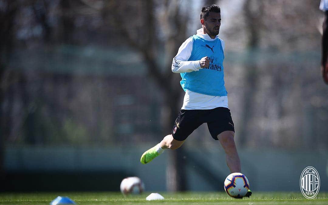 ヘスス・フェルナンデス・サエスのインスタグラム：「🇬🇧 Now focus on Saturday’s game after the international break! All together 🔴⚫️ @acmilan  # 🇪🇸 Después de una semana de pausa nos acercamos al partido del sábado contra la Sampdoria. Todos juntos 🔴⚫️ @acmilan」
