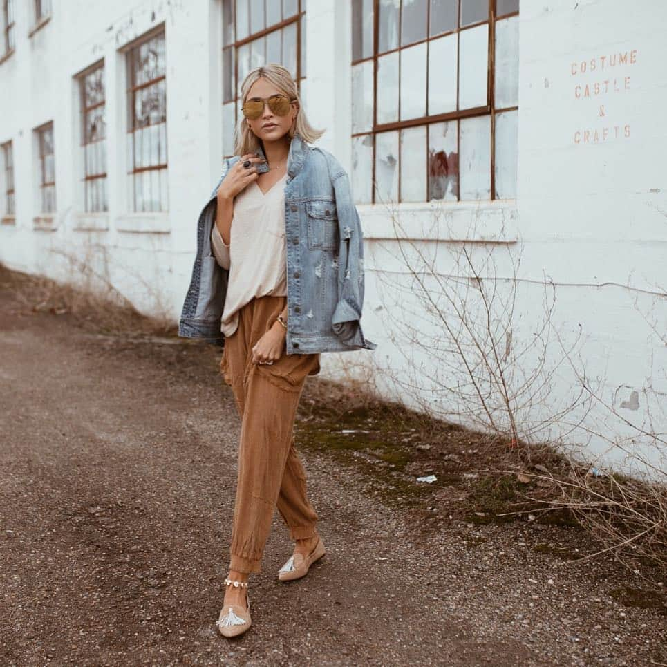 Cara Van Brocklinさんのインスタグラム写真 - (Cara Van BrocklinInstagram)「Is there anything better than a look you can go out in and sleep in 😏? // top, pants, and jacket just launched on @caralorenshop and are going fast 🏃🏼‍♀️」3月29日 3時41分 - caraloren