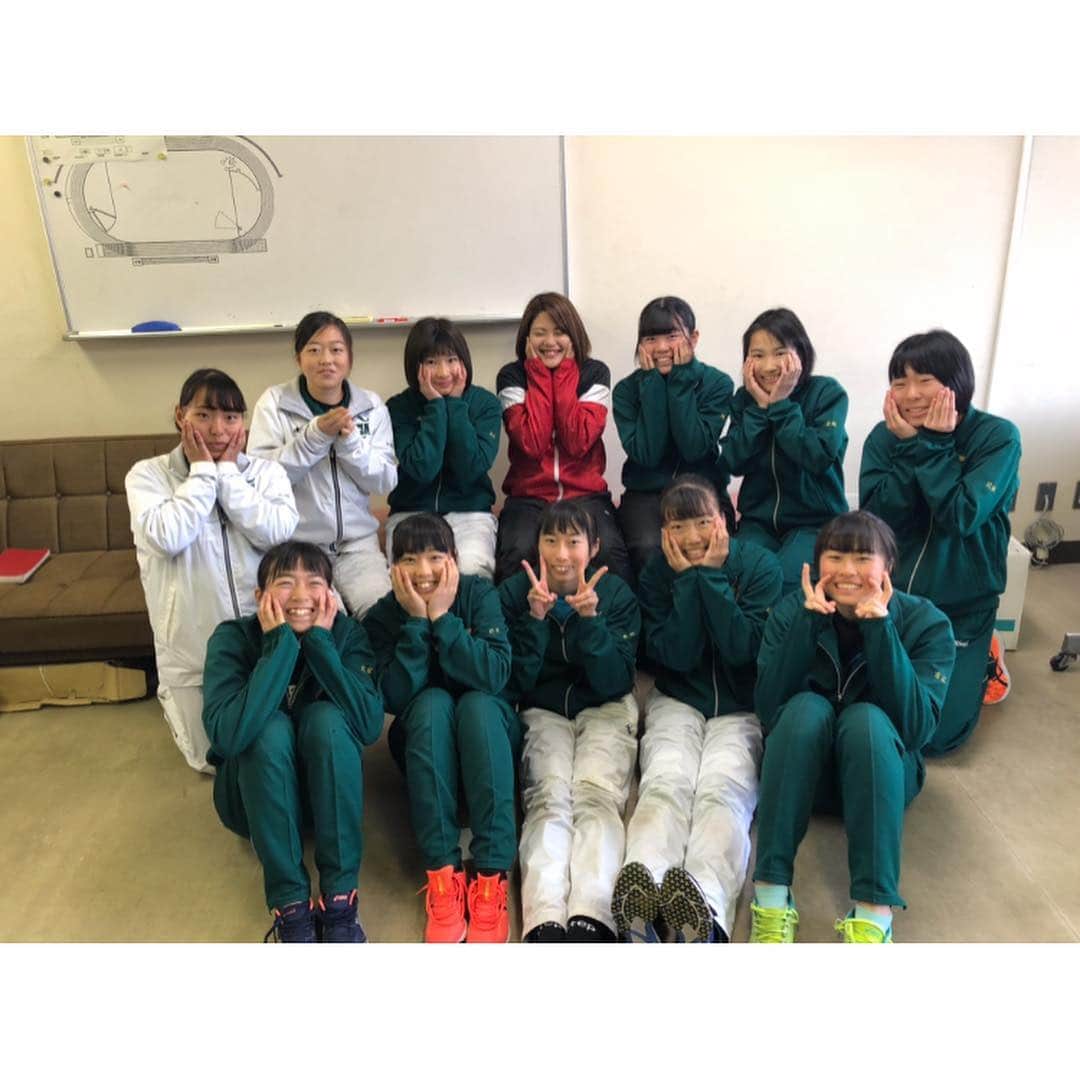 中村水月さんのインスタグラム写真 - (中村水月Instagram)「石川県で1番の進学校へ💭 みんな理解力も集中力もめちゃめちゃ高いし ひとつのことに対する興味もとても深い。 こちらも話しててとても面白かったし、レベルの高い質問にも驚かされた💭 教えたことに対する吸収しようという力が強くてこっちがたじろぐくらいでした笑 私の経験で教えられることはそんなに多くは無いかもしれないけど選手と近い距離でお話出来るのは高校生にとっても良かったのではないかなーと🐰💭 きっと勉強も大変だしその中で陸上も上を目指して頑張ろうという姿に心を打たれました🥰 また機会があったら次は一緒に走りましょう🏃」3月28日 22時20分 - n___mm____n